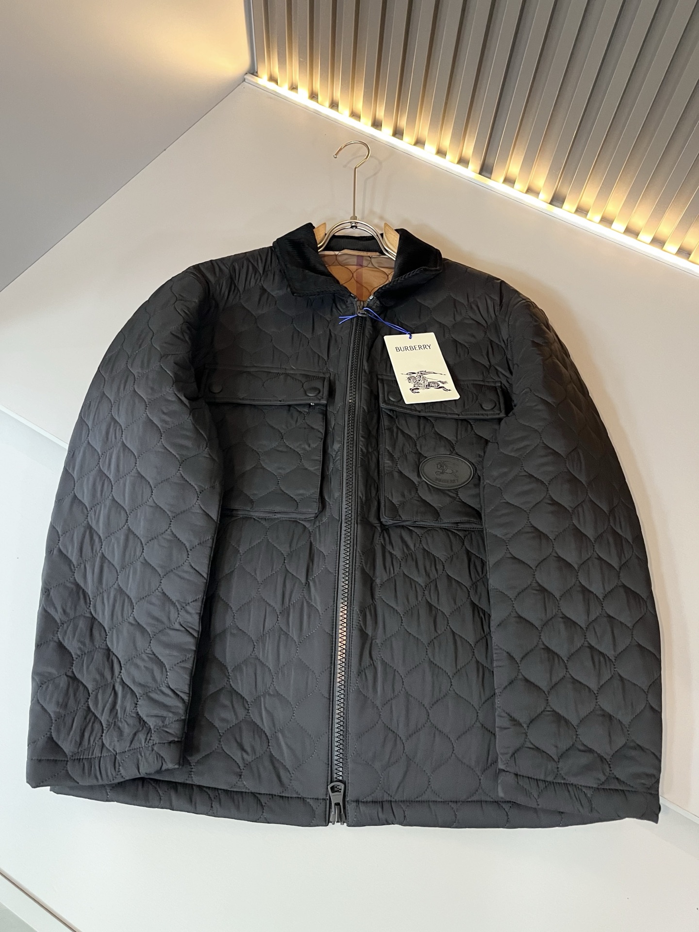 BURBER*Y巴*莉2025秋冬新品棉服夹克外套重磅来袭，最近比较火热聚酯纤维面料制作而成，高端户外运