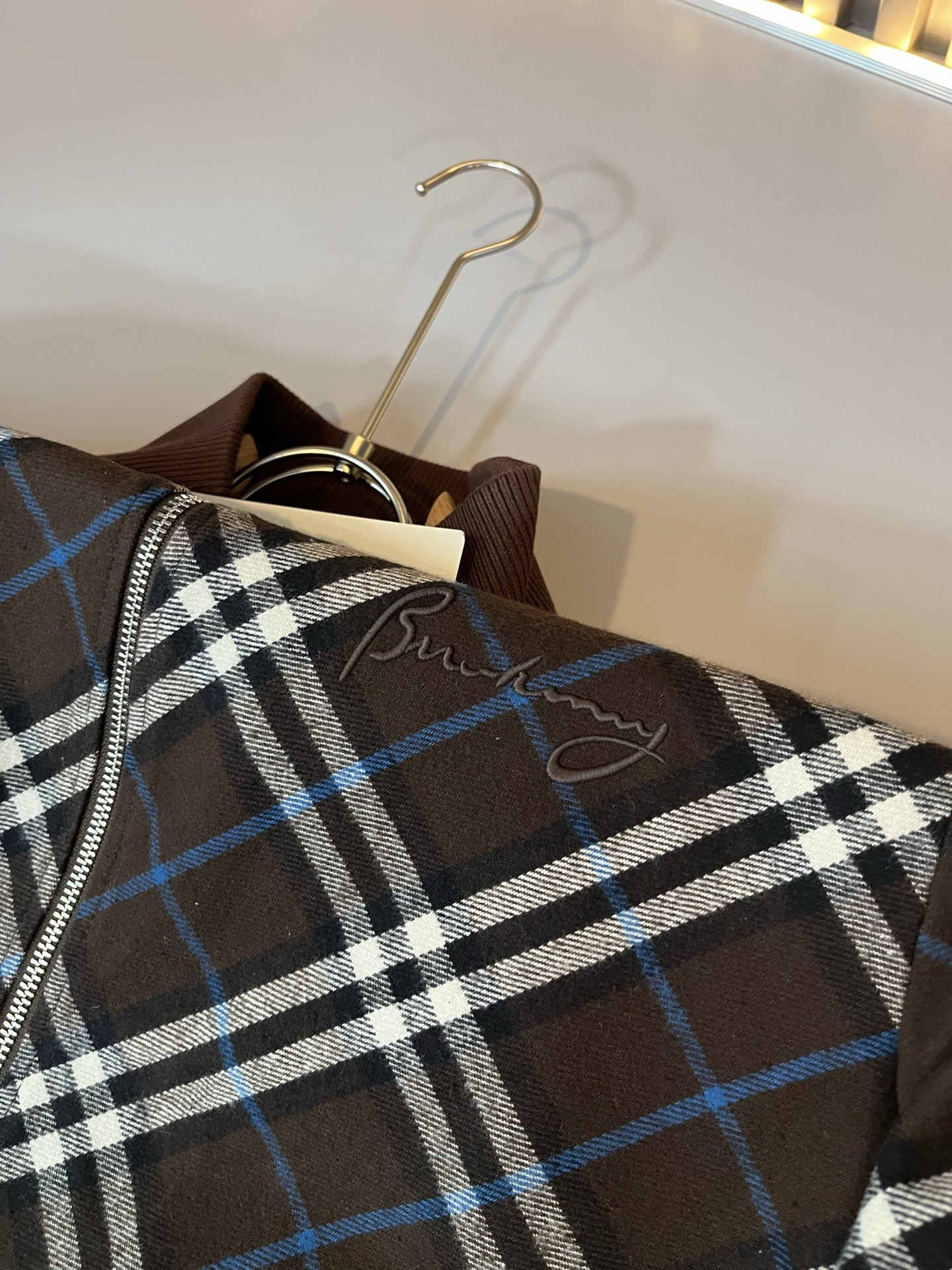 BURBER*Y巴*莉2025秋冬新品夹克外套重磅来袭，最近比较火热羊毛面料制作而成，高端户外运动休闲系