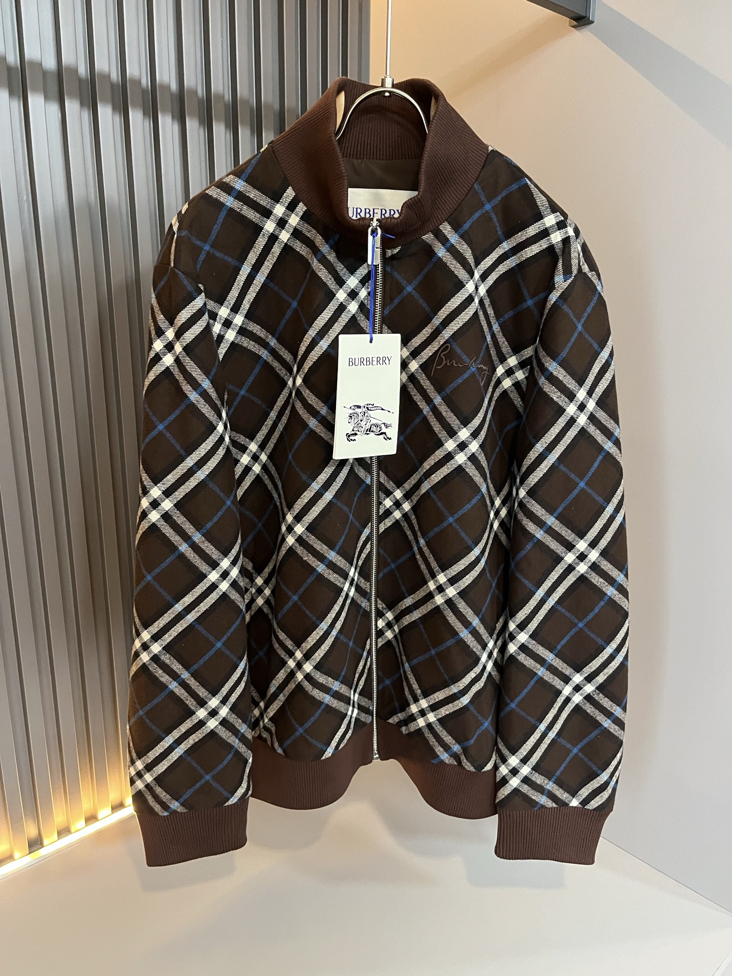 NO:519670,BURBER*Y BAR*Li’s new autumn and winter jacket is coming. It is made of hot wool fabrics recently. It is a high-end outdoor sports and leisure series, which is very popular!  The latest special material developed by BUR, memory fabric, is also called memory cloth, which refers to fabrics with morphological memory functions, and panoramic plaid pattern design!  Selling all versions on the market in seconds is not a level at all. Whether it is material, detail restoration and craftsmanship, you are not afraid of any challenges. Just to contribute wonderful products to everyone as always and consistently. A style that implements the core concept of BUR closely ties the plaid and fashion, always maintains perfection, a simple but not simple design style perfectly meets the outfit you need in daily life. Size: M-3XL, burberry, jackets & coats, jackets & coats, alexander wang19860909BURBER*Y巴*莉2025秋冬新品夹克外套重磅来袭,最近比较火热羊毛面料制作而成,高端户外运动休闲系列,非常火热运动风潮！BUR最新研发的特殊材质,记忆面料也叫记忆布,是指具有形态记忆功能的面料,全景格子图案设计！秒杀市面上一切版本,只能说根本就不是一个级别的存在,不管是材质还是细节还原度以及工艺制作方面,不惧任何挑战,只为给大家奉献绝妙产物一如既往,始终如一,贯彻了BUR 核心理念的一个款式将格纹与时尚紧紧的捆绑在一起,时刻保持完美,简约而不简单的的设计风格,完美的满足了你日常所需要的穿搭.尺码:M-3XL,,burberry,jackets & coats,jackets & coats,alexander wang,Men's clothing