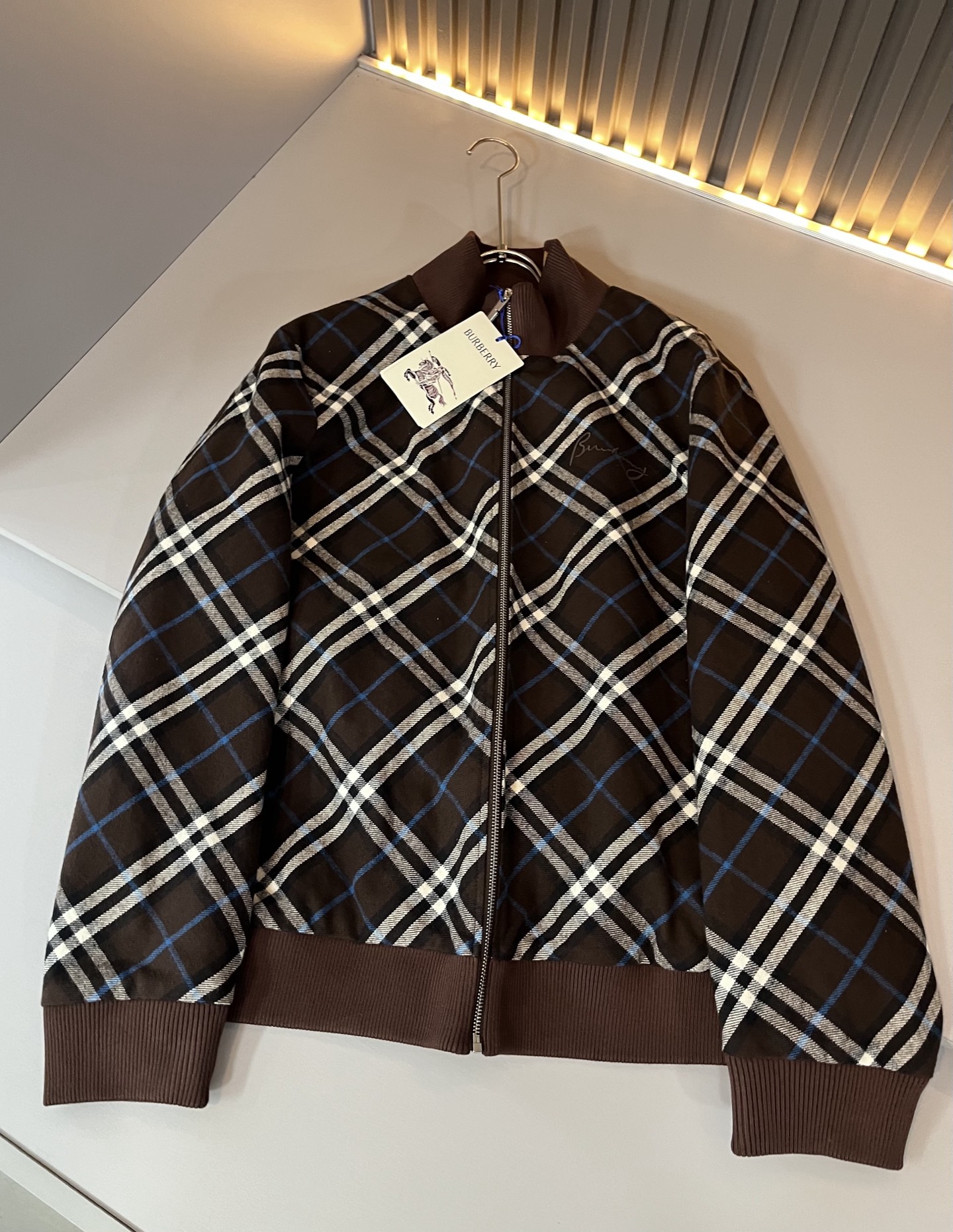 BURBER*Y巴*莉2025秋冬新品夹克外套重磅来袭，最近比较火热羊毛面料制作而成，高端户外运动休闲系