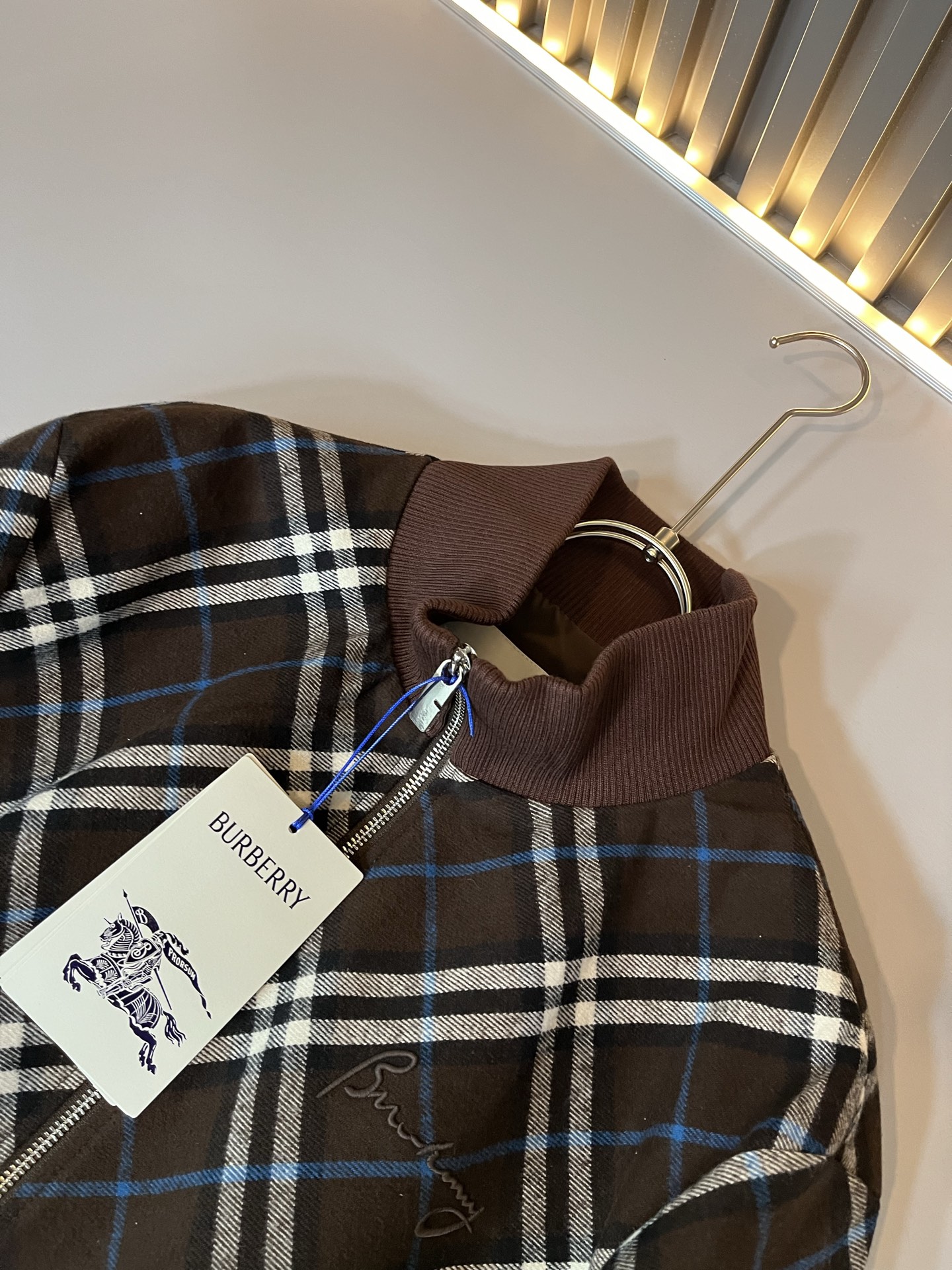 BURBER*Y巴*莉2025秋冬新品夹克外套重磅来袭，最近比较火热羊毛面料制作而成，高端户外运动休闲系