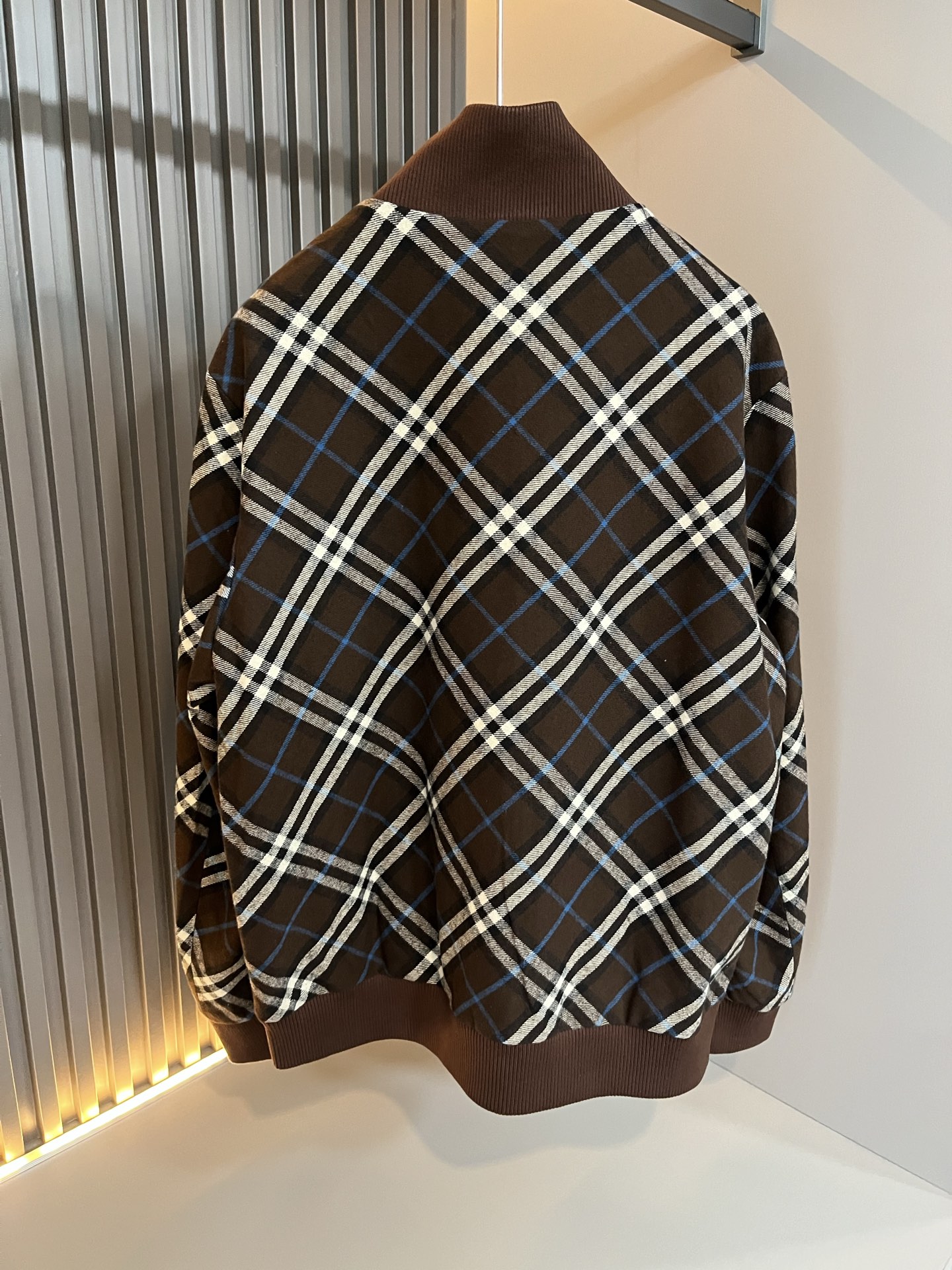 BURBER*Y巴*莉2025秋冬新品夹克外套重磅来袭，最近比较火热羊毛面料制作而成，高端户外运动休闲系