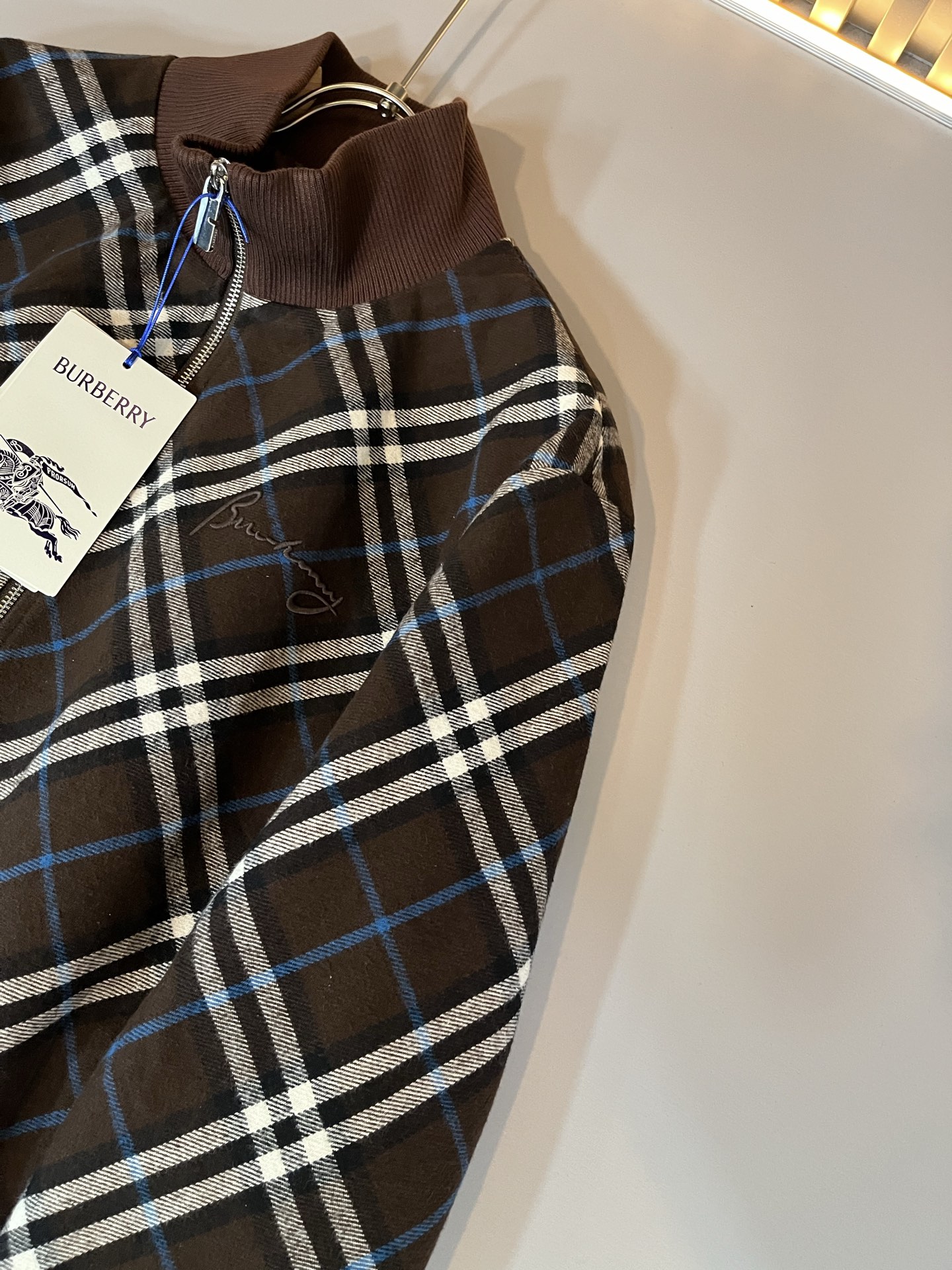 BURBER*Y巴*莉2025秋冬新品夹克外套重磅来袭，最近比较火热羊毛面料制作而成，高端户外运动休闲系