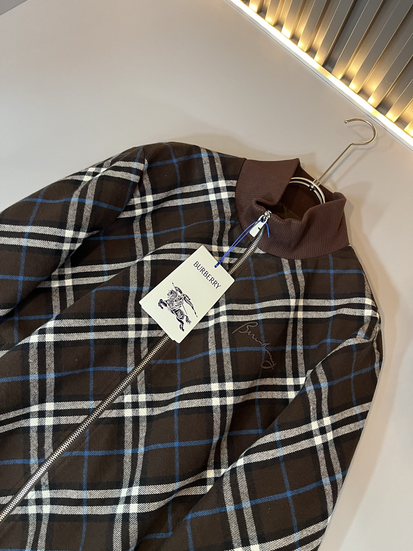BURBER*Y巴*莉2025秋冬新品夹克外套重磅来袭，最近比较火热羊毛面料制作而成，高端户外运动休闲系
