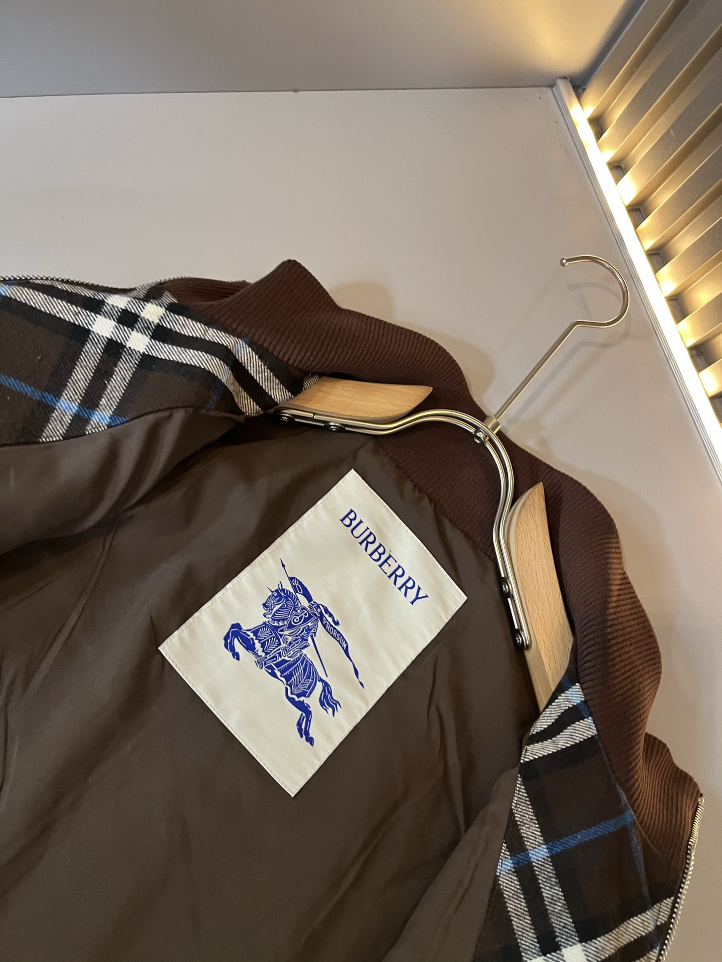 BURBER*Y巴*莉2025秋冬新品夹克外套重磅来袭，最近比较火热羊毛面料制作而成，高端户外运动休闲系