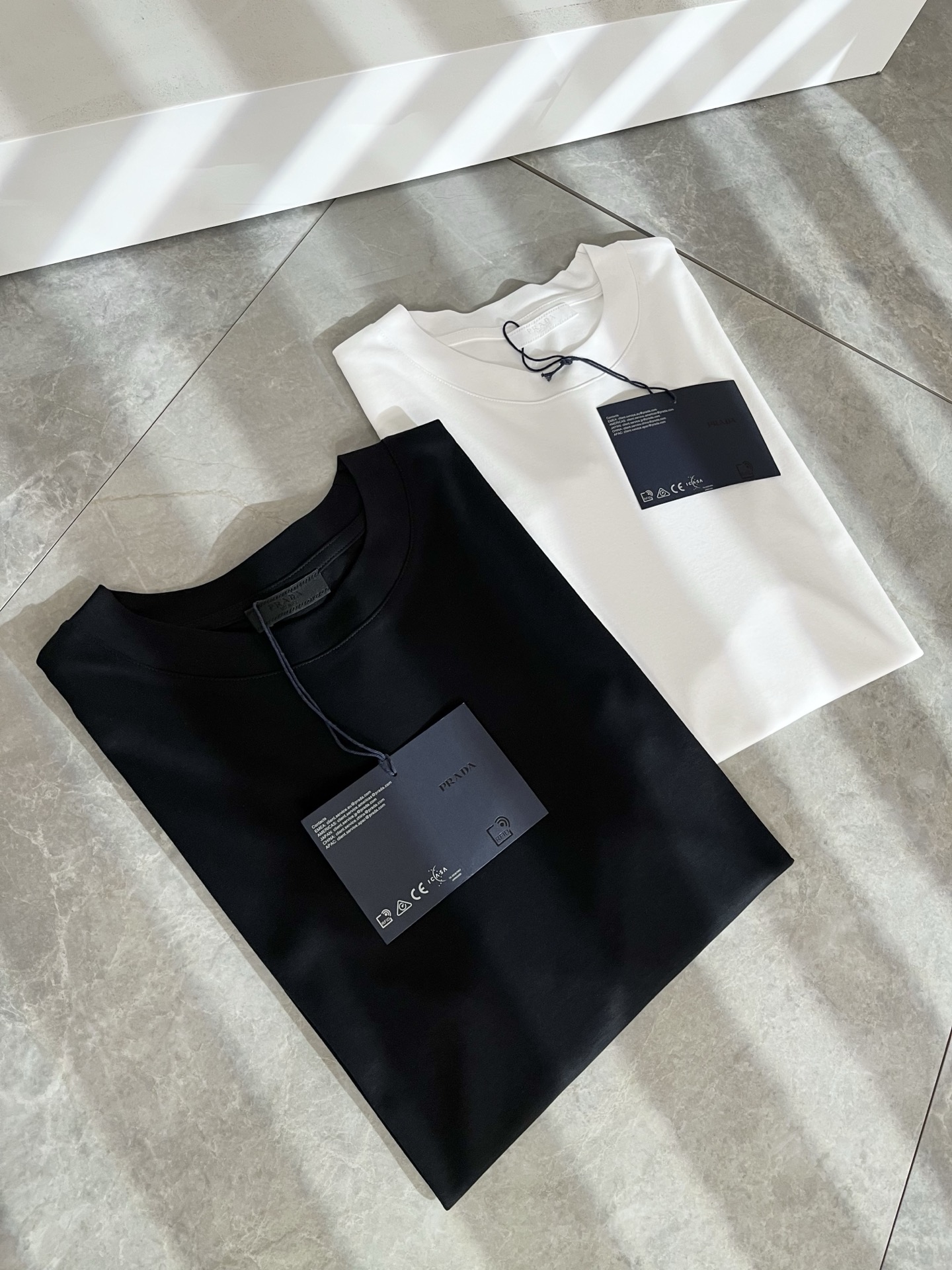 PRAD*A普*达2025春夏新款短袖T恤，最新款全网独家首上！！~既经典有时尚百搭，谁不爱啊，将经典再