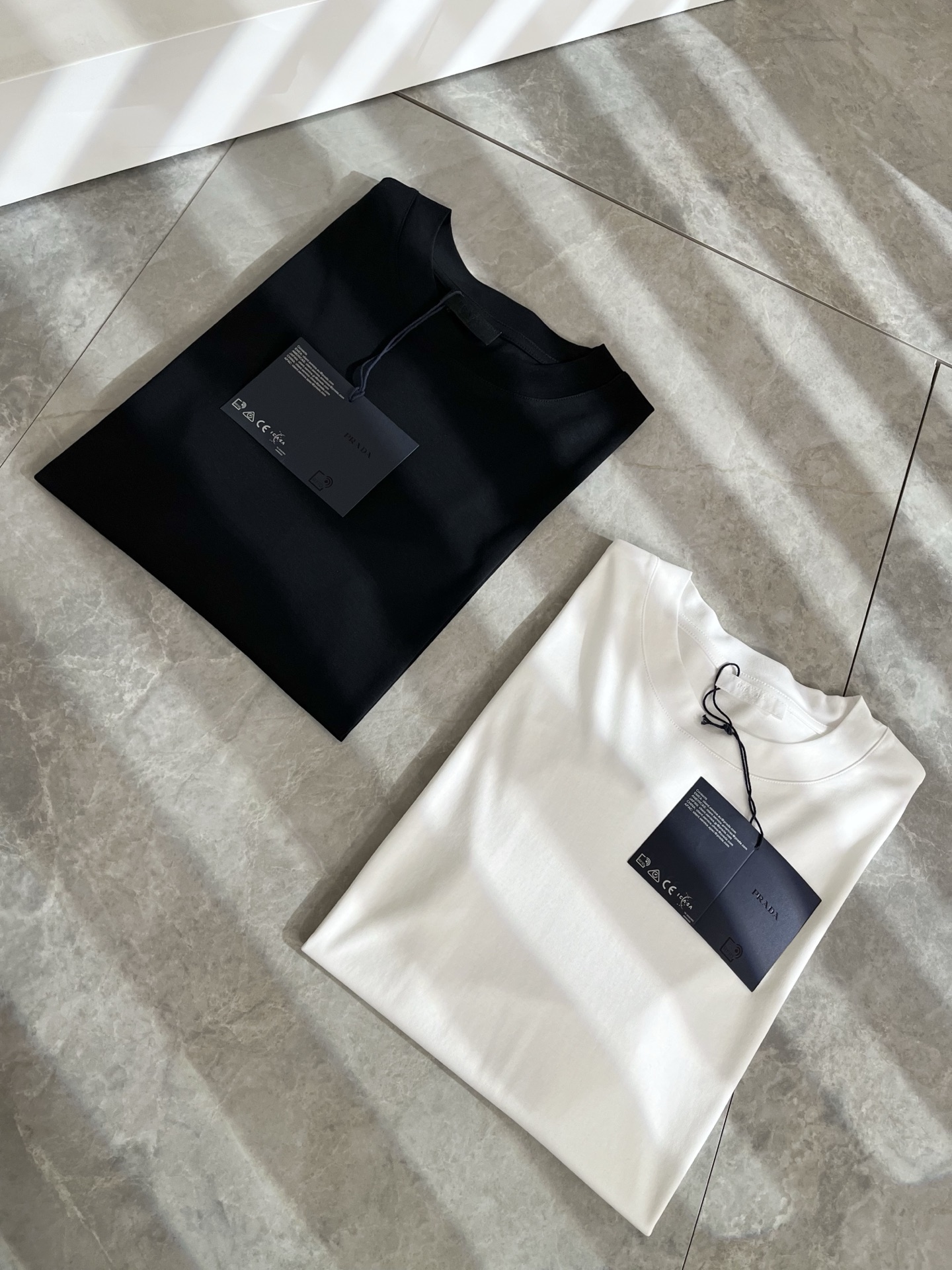 PRAD*A普*达2025春夏新款短袖T恤，最新款全网独家首上！！~既经典有时尚百搭，谁不爱啊，将经典再