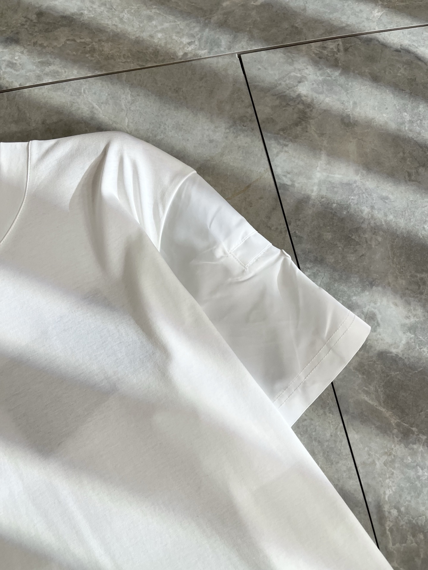 PRAD*A普*达2025春夏新款短袖T恤，最新款全网独家首上！！~既经典有时尚百搭，谁不爱啊，将经典再