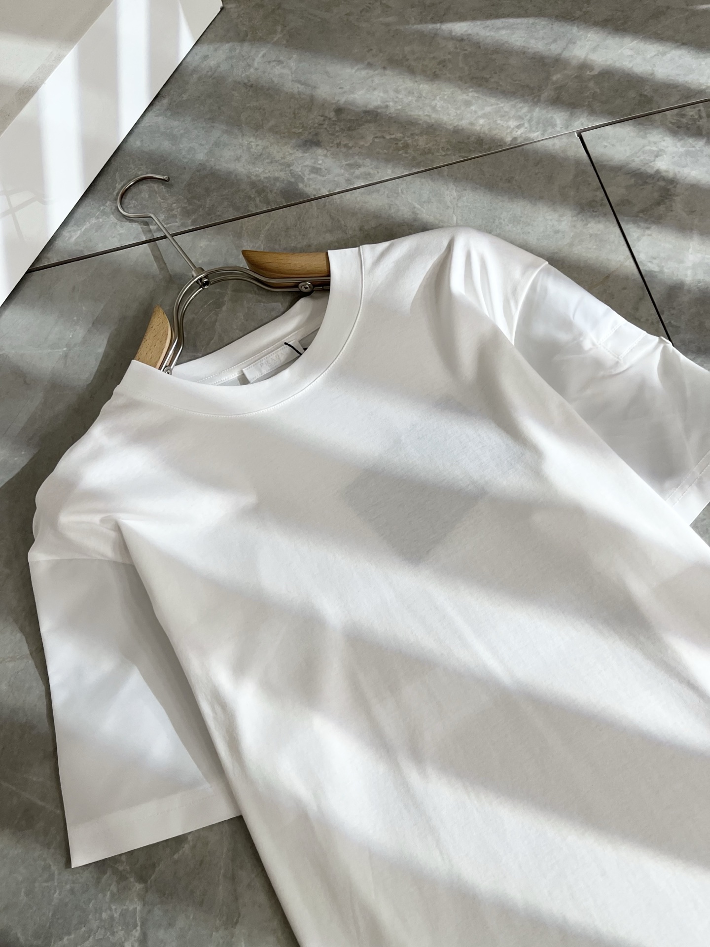 PRAD*A普*达2025春夏新款短袖T恤，最新款全网独家首上！！~既经典有时尚百搭，谁不爱啊，将经典再