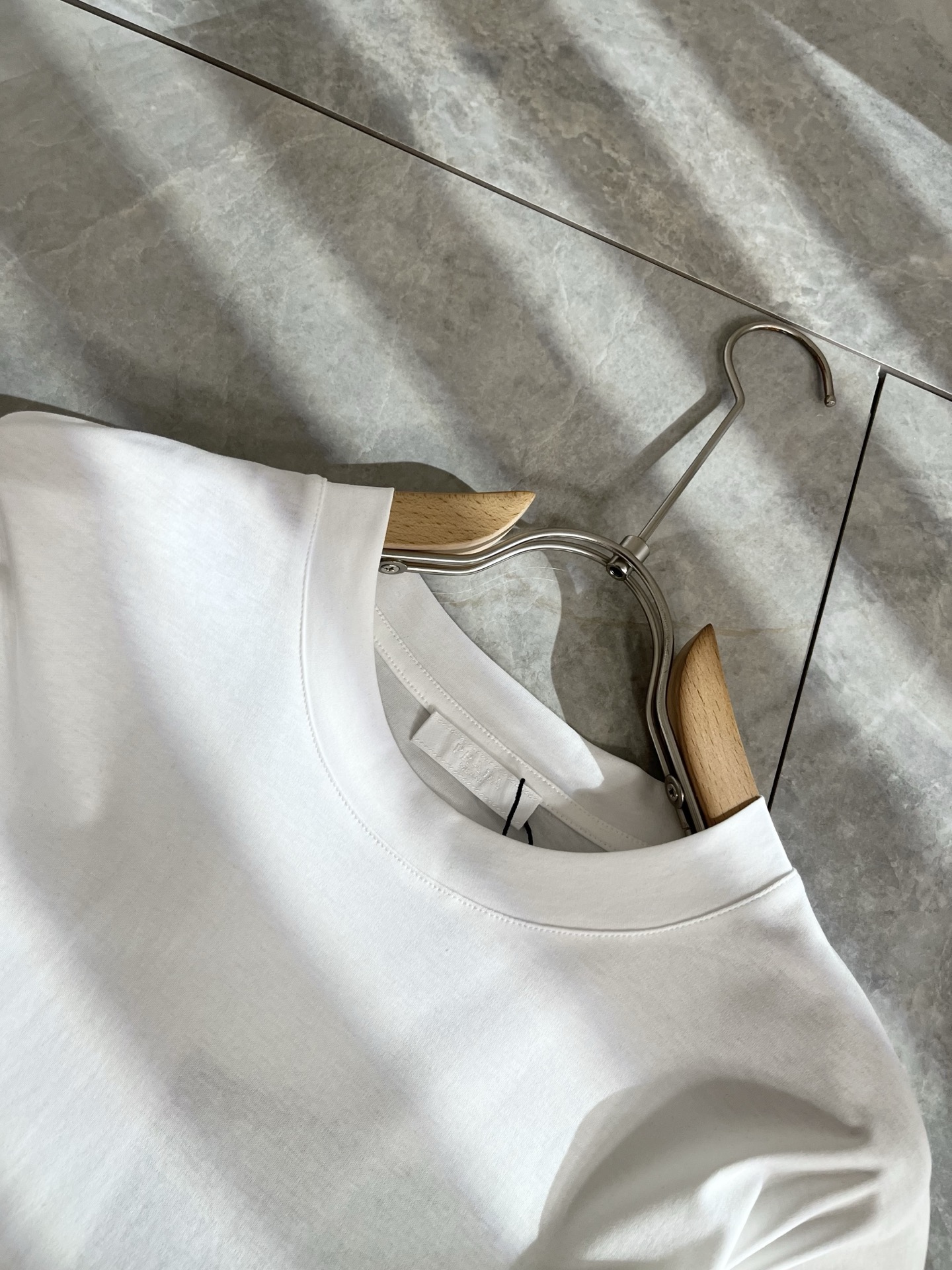 PRAD*A普*达2025春夏新款短袖T恤，最新款全网独家首上！！~既经典有时尚百搭，谁不爱啊，将经典再