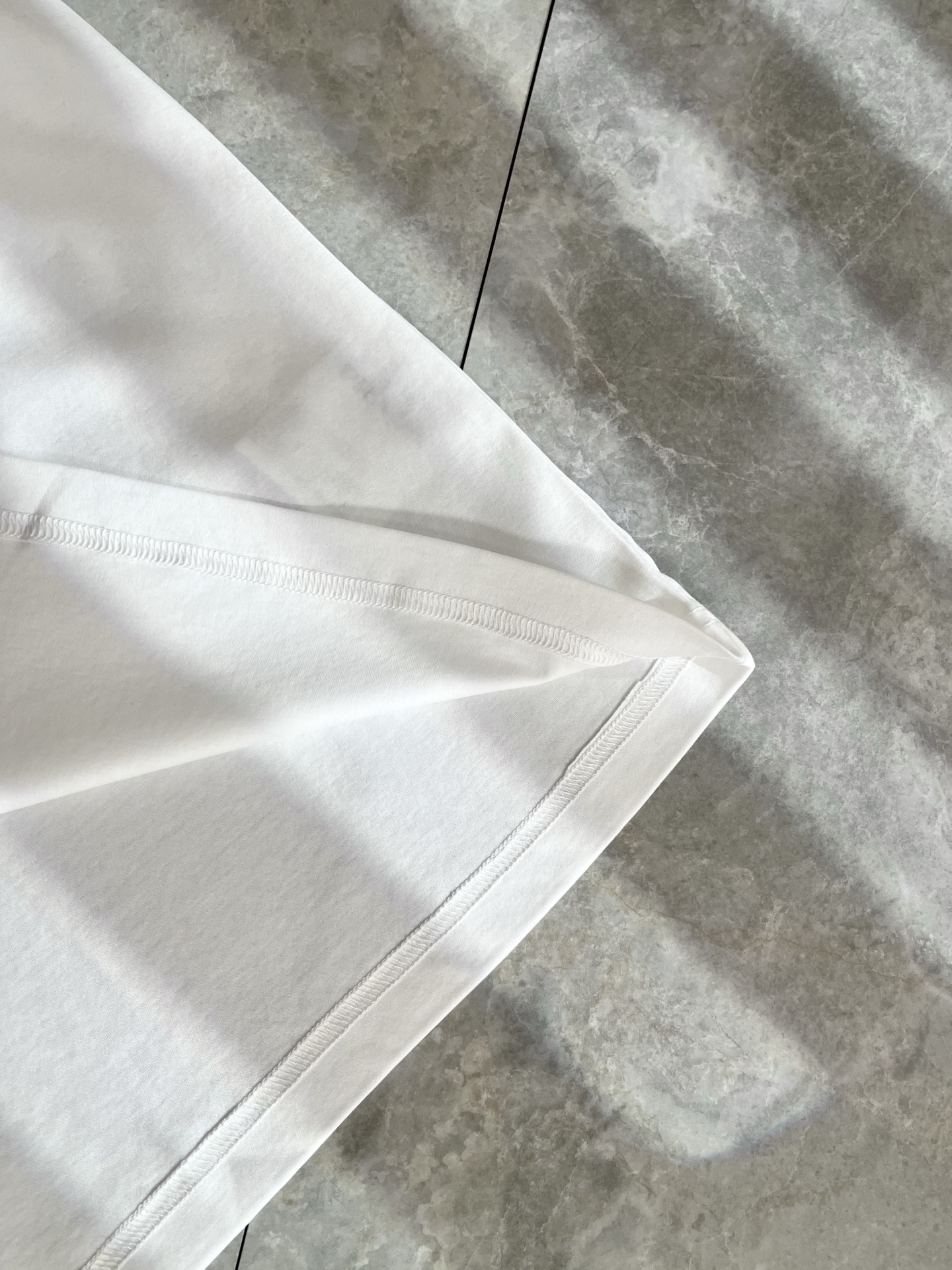 PRAD*A普*达2025春夏新款短袖T恤，最新款全网独家首上！！~既经典有时尚百搭，谁不爱啊，将经典再