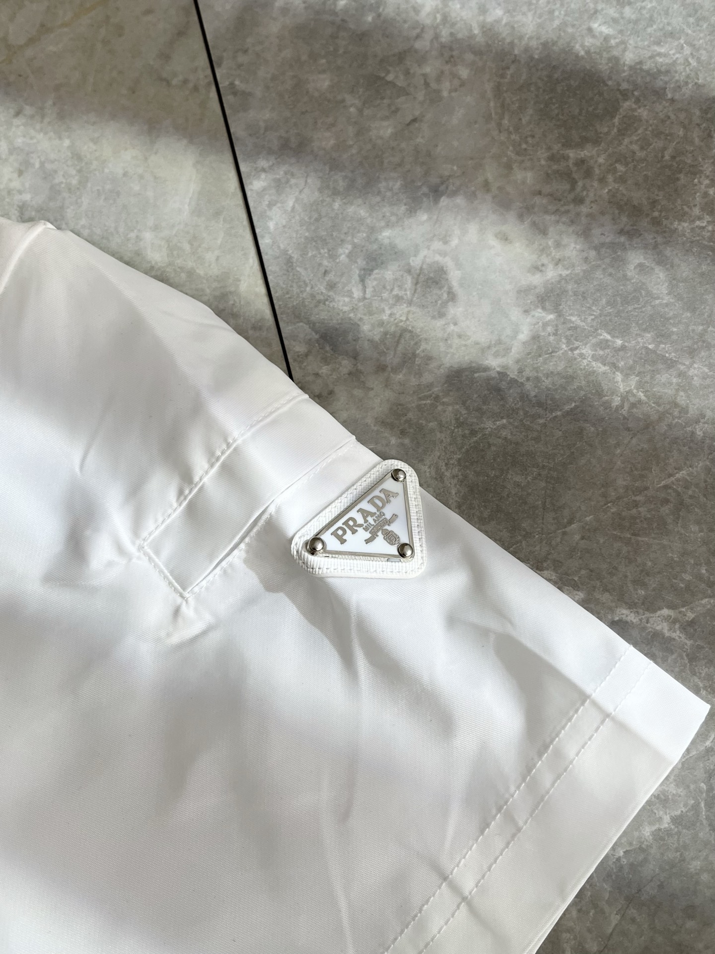 PRAD*A普*达2025春夏新款短袖T恤，最新款全网独家首上！！~既经典有时尚百搭，谁不爱啊，将经典再