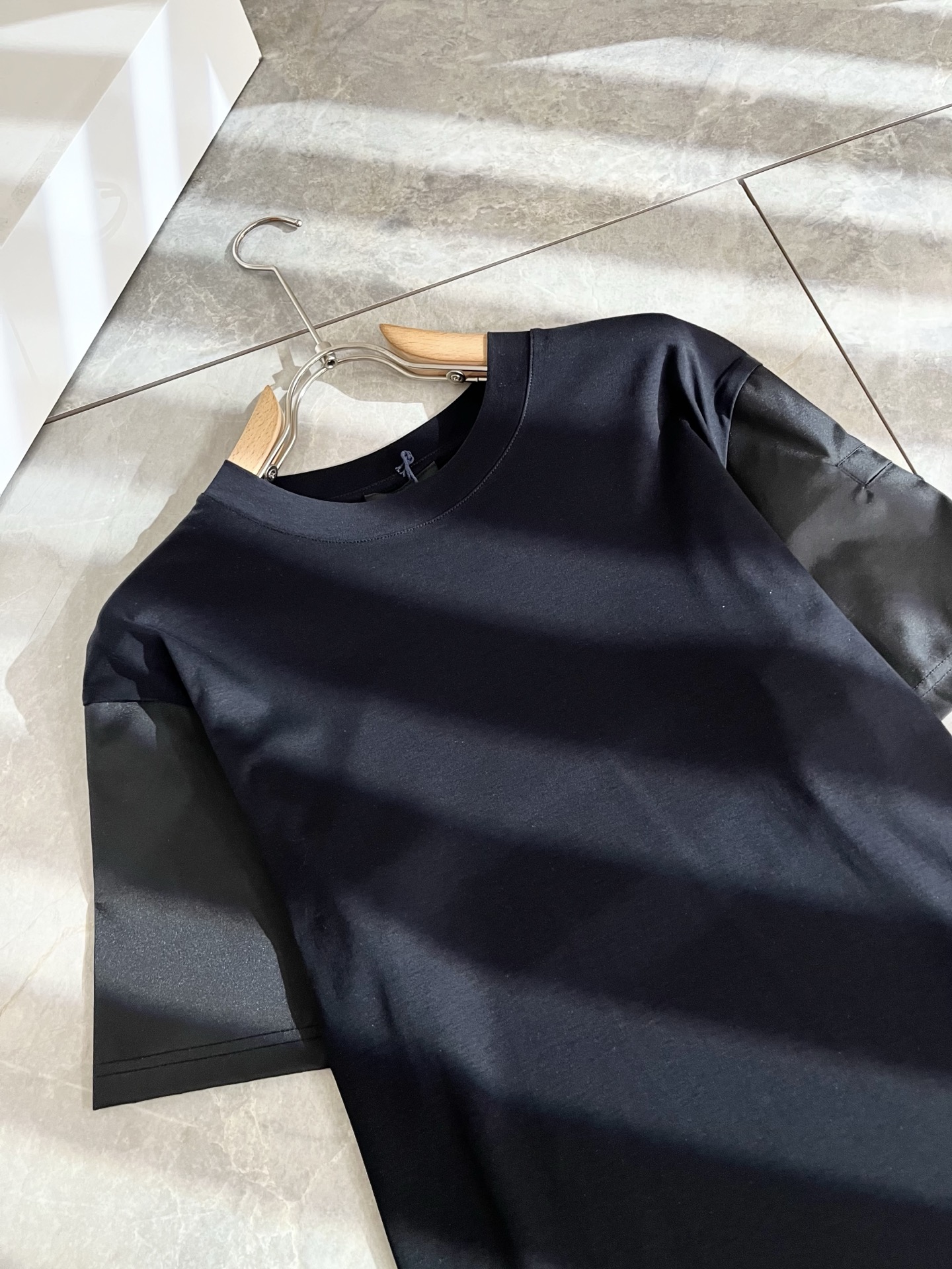 PRAD*A普*达2025春夏新款短袖T恤，最新款全网独家首上！！~既经典有时尚百搭，谁不爱啊，将经典再