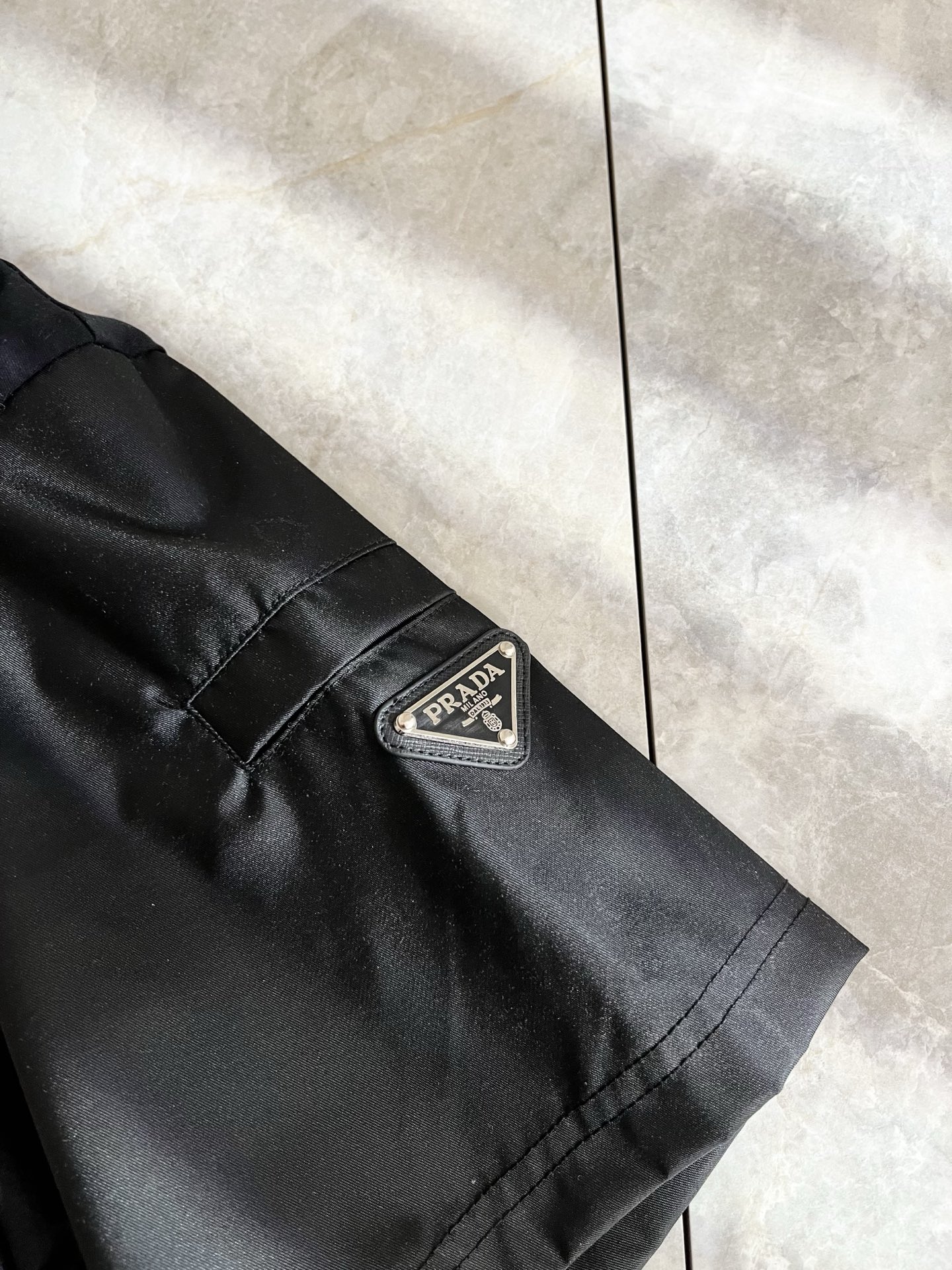 PRAD*A普*达2025春夏新款短袖T恤，最新款全网独家首上！！~既经典有时尚百搭，谁不爱啊，将经典再