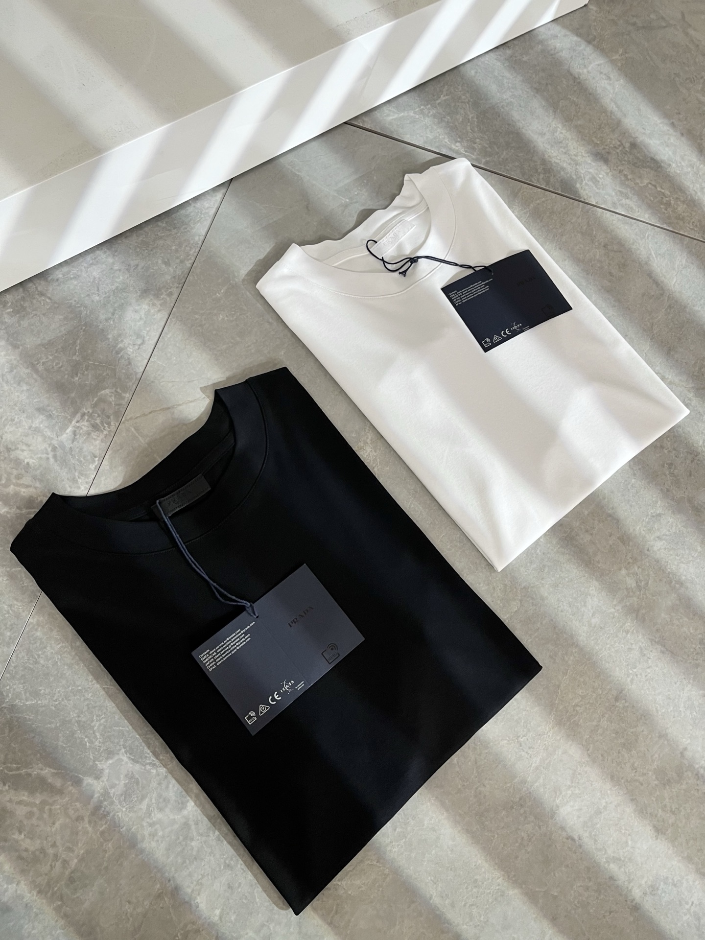 PRAD*A普*达2025春夏新款短袖T恤，最新款全网独家首上！！~既经典有时尚百搭，谁不爱啊，将经典再