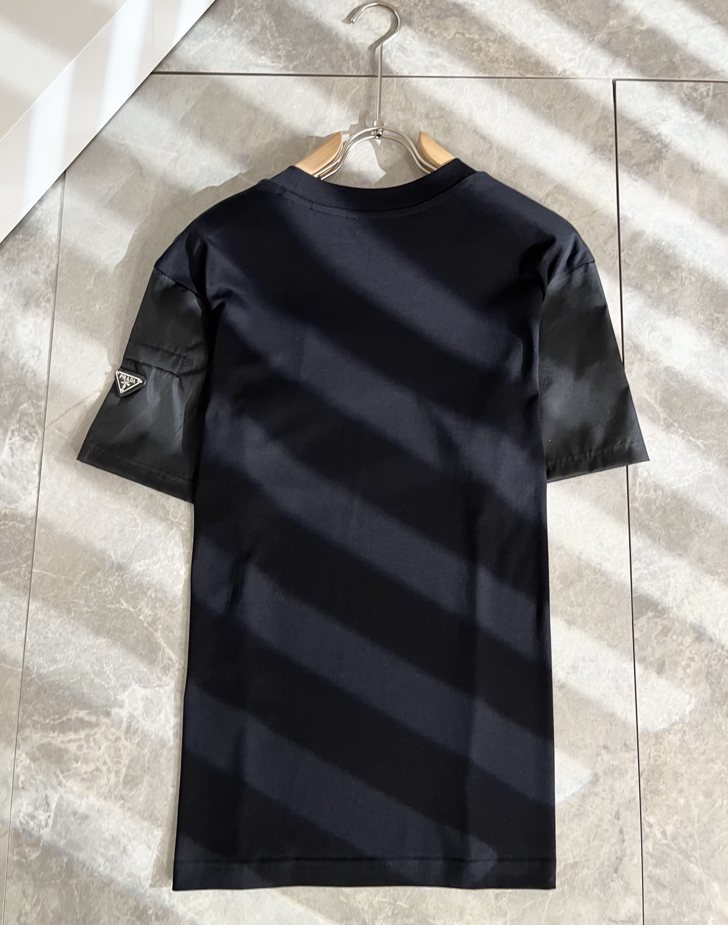 PRAD*A普*达2025春夏新款短袖T恤，最新款全网独家首上！！~既经典有时尚百搭，谁不爱啊，将经典再