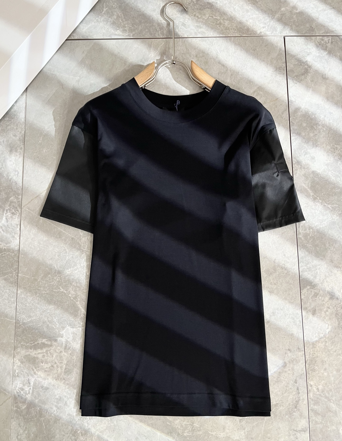 PRAD*A普*达2025春夏新款短袖T恤，最新款全网独家首上！！~既经典有时尚百搭，谁不爱啊，将经典再