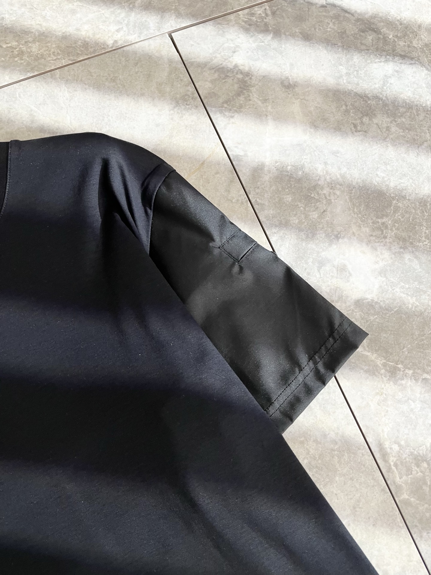 PRAD*A普*达2025春夏新款短袖T恤，最新款全网独家首上！！~既经典有时尚百搭，谁不爱啊，将经典再