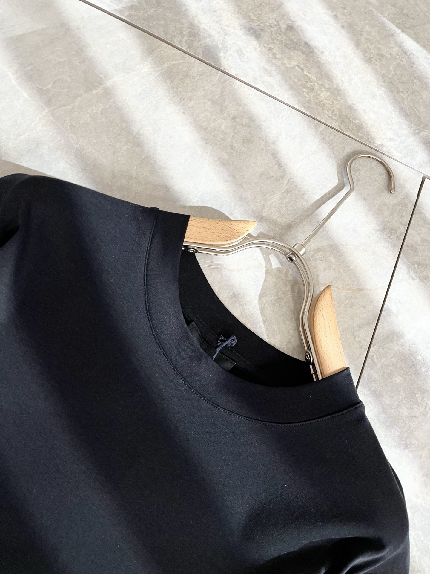 PRAD*A普*达2025春夏新款短袖T恤，最新款全网独家首上！！~既经典有时尚百搭，谁不爱啊，将经典再