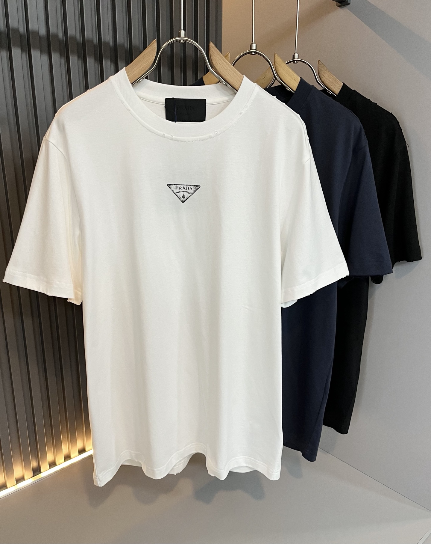 NO:515151,PRAD*A Pu*da 2025 spring and summer new short-sleeved T-shirt for men and women, the latest model is exclusively available on the entire network!  !  ~ It is classic and fashionable and versatile, who doesn’t like it? It will show the classic again. It is very pleasing to the eye and comes with a low luxury halo and recognition!  Pr*da's traditional brand concept and modern advanced technology are perfectly combined. Coupled with the extremely modern and simple design, P-family exclusive logo pattern printing design!  Customized 100% imported pure cotton fabric!  The texture of this model is quite touching, the specifications and grades are known with tentacles. The degree of delicateness and breathability are top-notch!  Size M-3XL, prada, T-shirt,tees, t-shirt,alexander wang19860909PRAD*A普*达2025春夏新款男女同款短袖T恤,最新款全网独家首上！！~既经典有时尚百搭,谁不爱啊,将经典再次展现,非常的耐看,自带低奢光环与辨识度！Pr*da传统的品牌理念和现代化的先进技术进行了完美结合.加上极其现代摩登风范的简约设计,p家专属logo图案印花设计！定制百分百进口纯棉面料！此款的质感相当感人 触手便知规格档次 细腻程度与透气效果堪称顶级！尺码M-3XL,,prada,T-shirt,tees，t-shirt,alexander wang,Men's clothing