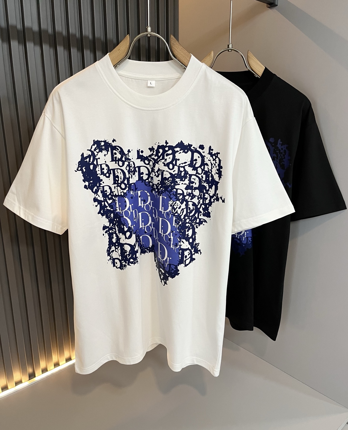 NO:515160,Dio*Dijia 2025 spring and summer new short-sleeved T-shirt for men and women, and the counter is available at the same time!  Customized exclusive 260g pure cotton fabric, customized original craft threads, chest logo pattern glue pressing technology design!  Simple and generous, calm and versatile, extremely high-end, perfectly integrated with fashion and style, a top fashionable style that perfectly suits the outside wear!  The overall feeling is natural!  The ultimate classic versatile short-sleeved T-shirt is designed with the latest three-dimensional letter logo print elements!  The ultimate perfection of heavy industry!  Fans who pursue high quality are please buy them by themselves, and all fans who know the goods are invited to appreciate this model together!  !  Color black white Size M-4XL,,dior,dior,T-shirt,tees,t-shirt,alexander wang19860909Dio*迪家 2025春夏新款男女同款短袖T恤,专柜同步发售！定制专属260克纯棉面料,定制原版工艺螺纹,胸前logo图案压胶工艺设计！简约大方,从容百搭,档次极高,完美融入时尚还有风情感一款完美符合外穿的顶尖时髦气质款！整体给人浑然天成的感觉！极致经典的百搭型短袖T恤,采用最新的立体字母logo印花元素设计！极致的重工极致的完美！追求高品质的粉丝们请自行抢购,诚邀所有识货的粉丝一同鉴赏此款！！颜色黑色 白色 尺码M-4XL,,dior,dior,T-shirt,tees，t-shirt,alexander wang,Men's clothing