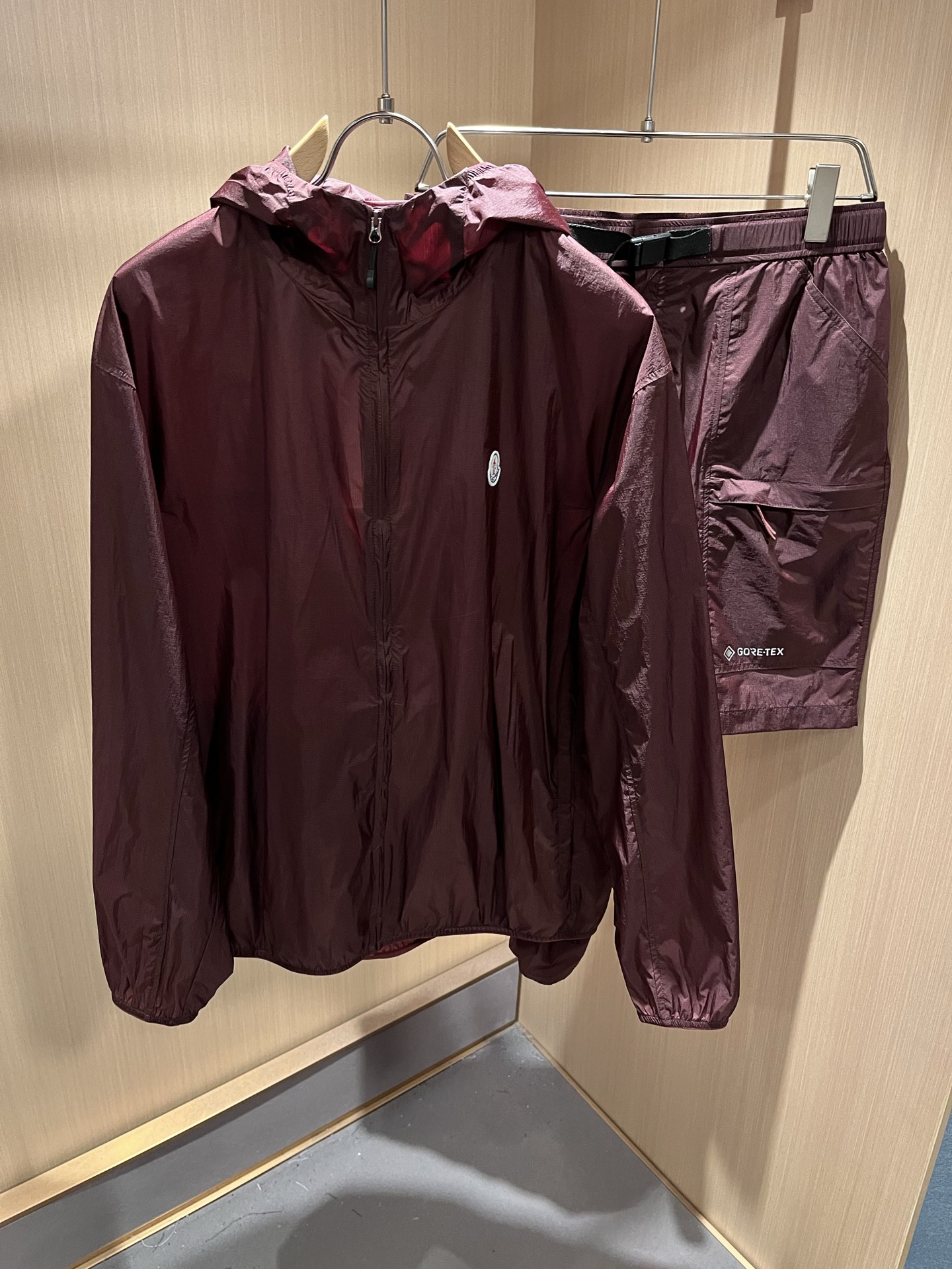 NO:520978,Monc*ler Monk's Spring and Summer Classic New Casual Set!  Urban fashion and casual hooded style, ultra-thin fabric, super soft fabric, cool jacket. Fashionable and urban versatile style, a must-have artifact in summer, quick drying, quickly dehydrating and drying after washing, the upper body is breathable and fashionable and beautiful. The special fabrics are all ultra-thin polyester fiber fabrics imported from the UK, with a light luster, unique texture, soft and smooth feel, and excellent details. They are not a product that ordinary fabrics can compare with. Conventional hooded design, classic embroidery labeling, very charming design, the hem and cuffs are elastic and tight ties, and the inner seam edging process is very in place. It gives outdoor users full experience and perfect protection, allowing us to get closer to the challenges of nature. The minimalist seasonal design elements, a must-have item for trendy men and women, a perfect slim fit style, highly recommended!  Size M-4XL, Moncler, jackets & coats,hats,alexander wang19860909Monc*ler蒙*口春夏经典新款休闲套装！都市时尚休闲连帽款 超薄面料超软面料帅酷爆外套.时尚都市百搭款款,夏季必备神器,速干衣,水洗后快速脱水干爽,上身透气而且时尚靓丽,特供面料都是英国进口的超薄聚酯纤维纤维面料,淡淡光泽,质感独特,手感柔嫩顺滑,细节出色 不是一般面料所能对比的产品.常规的连帽设计,饰经典蒙口刺绣贴标,非常极具魅力的设计,下摆及袖口钧为松紧束口 内缝包边工艺,细节非常到位.给户外使用者充分的体验和完善的保护,让我们更接近大自然的挑战,.极简当季的设计元素,潮男潮女必备单品,完美修身版型,强烈推荐！尺码M-4XL,,Moncler,jackets & coats,hats,alexander wang,Men's clothing