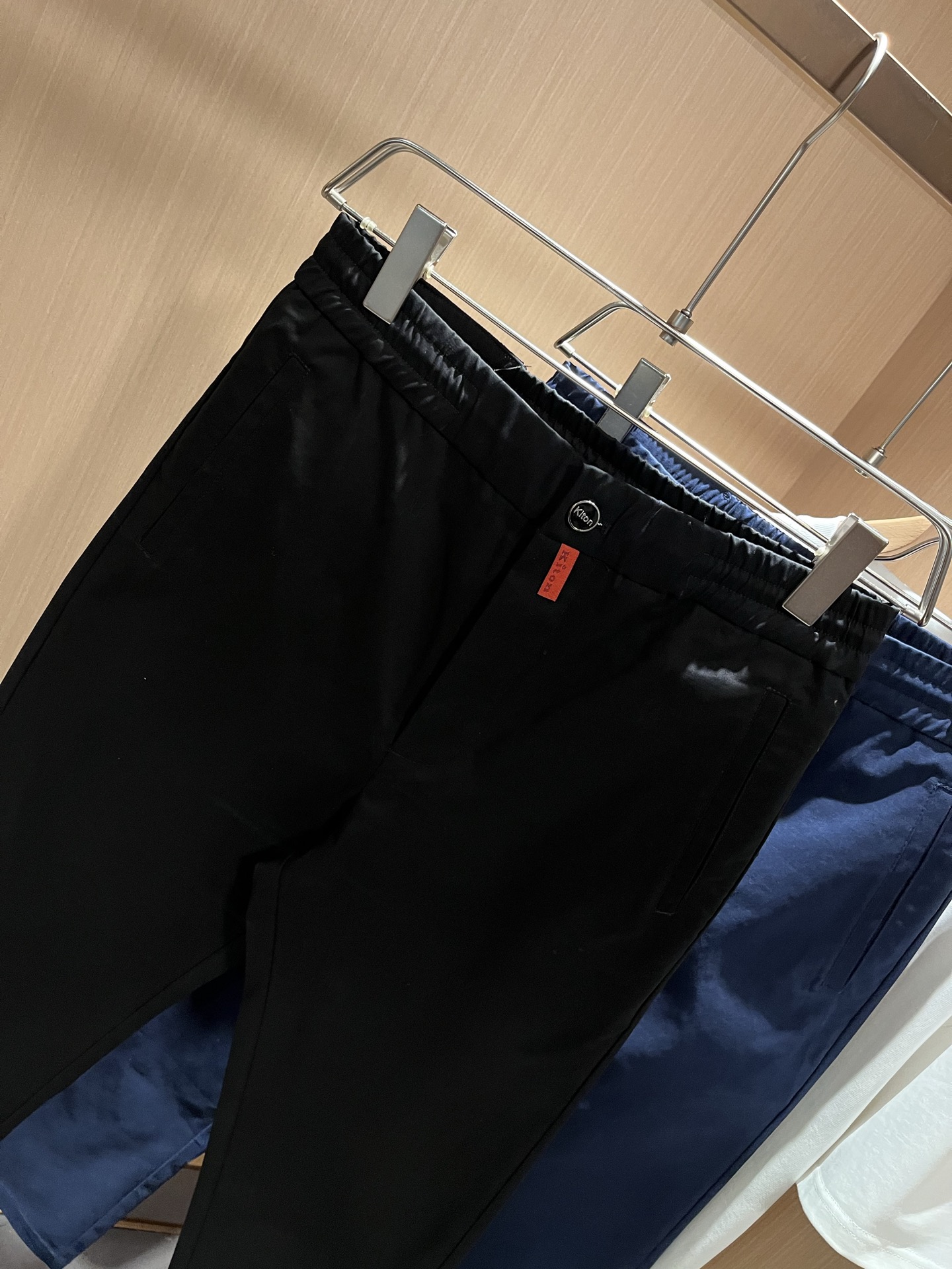 Kiton 2025秋冬新品男士高端休闲百搭四季通勤修身剪裁休闲裤！对于粉丝来说，这样大气的经典设计足矣