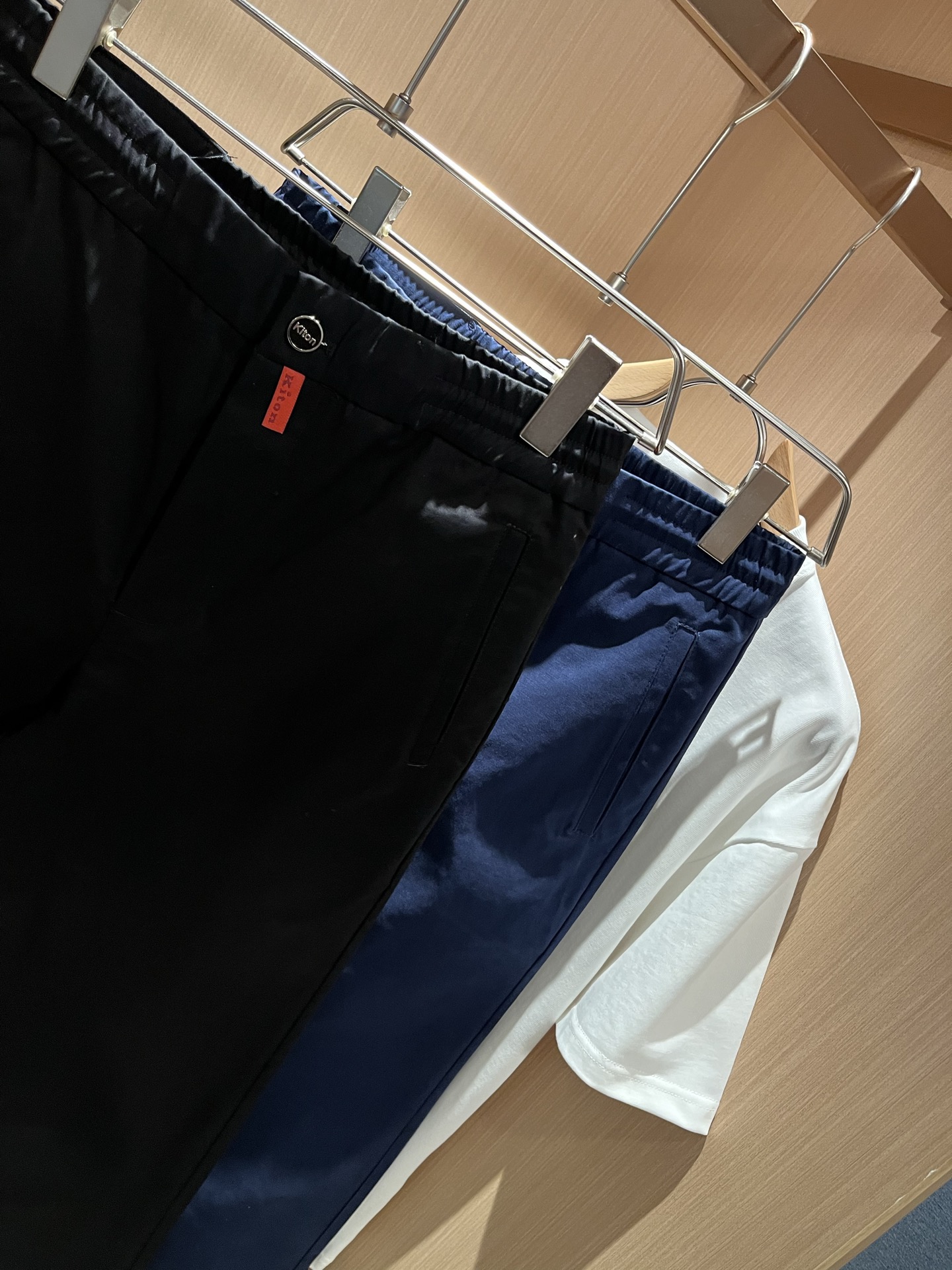 Kiton 2025秋冬新品男士高端休闲百搭四季通勤修身剪裁休闲裤！对于粉丝来说，这样大气的经典设计足矣