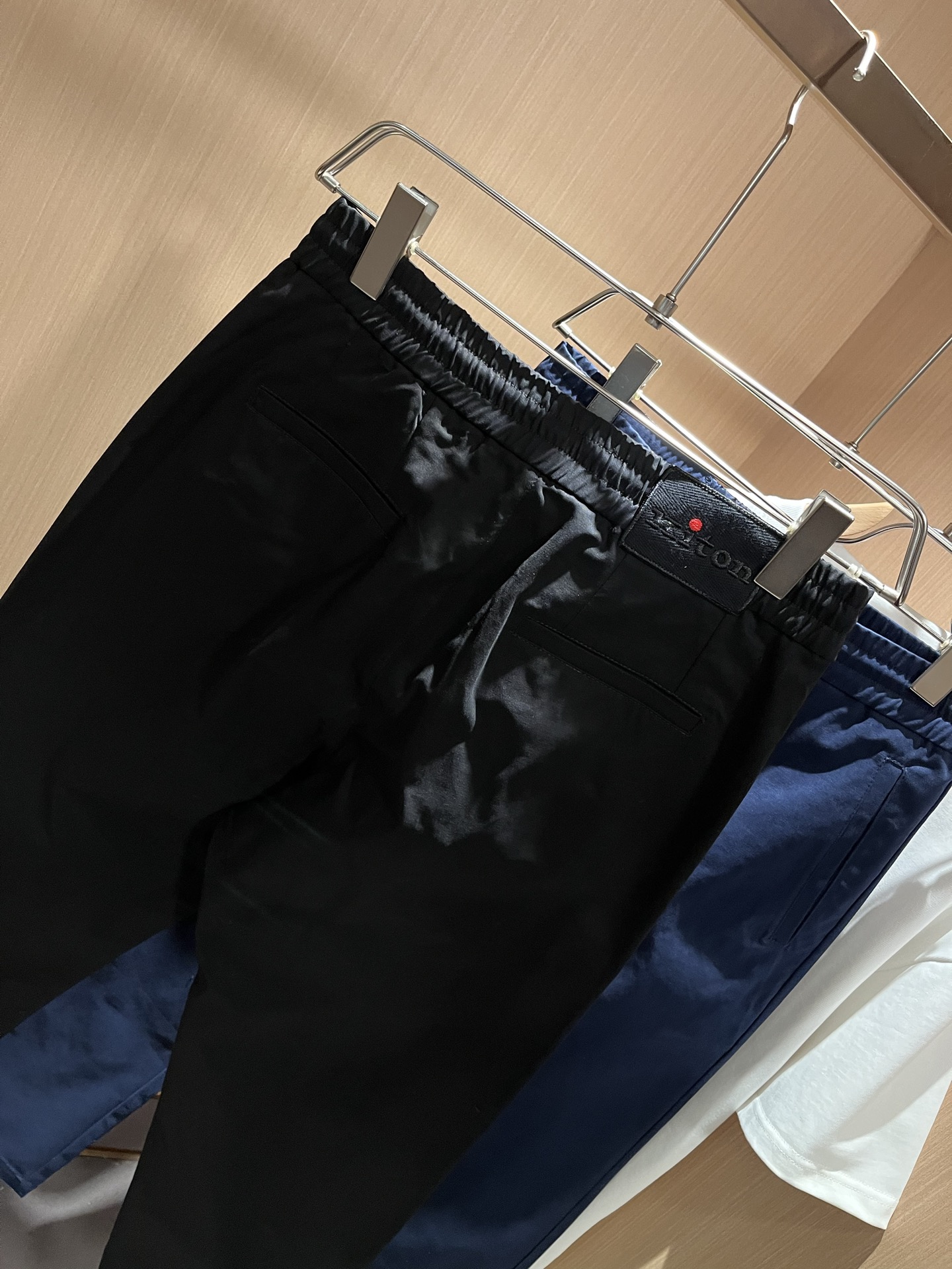 Kiton 2025秋冬新品男士高端休闲百搭四季通勤修身剪裁休闲裤！对于粉丝来说，这样大气的经典设计足矣