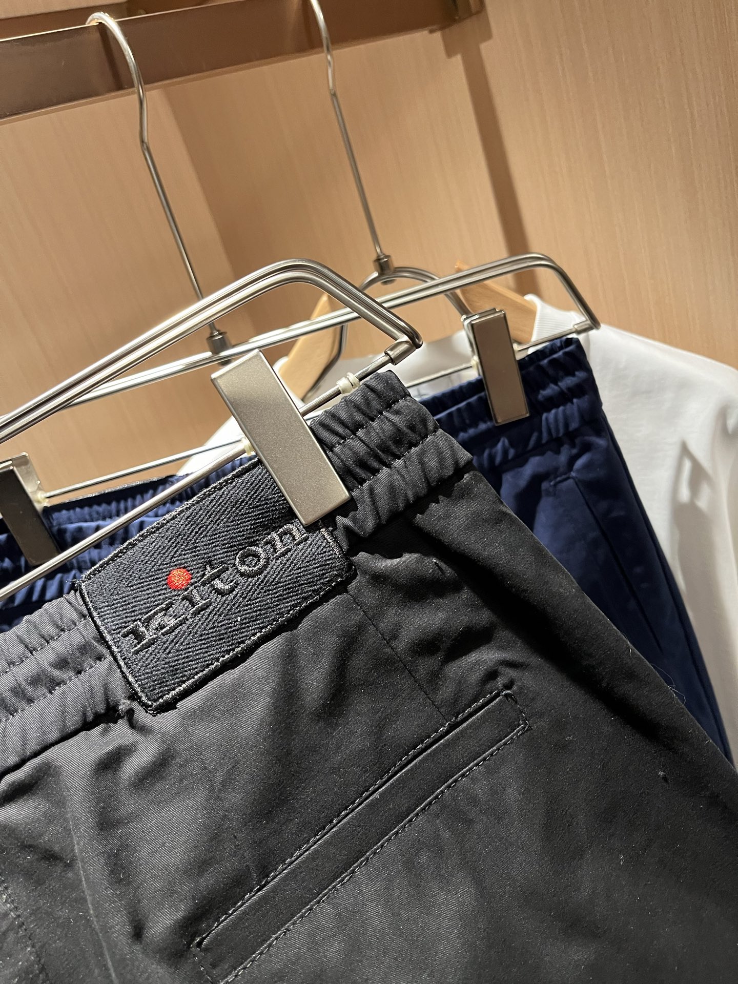 Kiton 2025秋冬新品男士高端休闲百搭四季通勤修身剪裁休闲裤！对于粉丝来说，这样大气的经典设计足矣