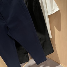 Kiton 2025秋冬新品男士高端休闲百搭四季通勤修身剪裁休闲裤!对于粉丝来说,这样大气的经典设计足矣 Kiton 2025秋冬新品男士高端休闲百搭四季通勤修身剪裁休闲裤!对于粉丝来说,这样大气的经典设计足矣