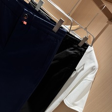 Kiton 2025秋冬新品男士高端休闲百搭四季通勤修身剪裁休闲裤!对于粉丝来说,这样大气的经典设计足矣 Kiton 2025秋冬新品男士高端休闲百搭四季通勤修身剪裁休闲裤!对于粉丝来说,这样大气的经典设计足矣