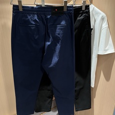 Kiton 2025秋冬新品男士高端休闲百搭四季通勤修身剪裁休闲裤!对于粉丝来说,这样大气的经典设计足矣 Kiton 2025秋冬新品男士高端休闲百搭四季通勤修身剪裁休闲裤!对于粉丝来说,这样大气的经典设计足矣