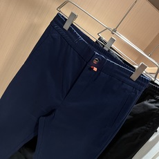 Kiton 2025秋冬新品男士高端休闲百搭四季通勤修身剪裁休闲裤!对于粉丝来说,这样大气的经典设计足矣 Kiton 2025秋冬新品男士高端休闲百搭四季通勤修身剪裁休闲裤!对于粉丝来说,这样大气的经典设计足矣