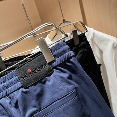 Kiton 2025秋冬新品男士高端休闲百搭四季通勤修身剪裁休闲裤!对于粉丝来说,这样大气的经典设计足矣 Kiton 2025秋冬新品男士高端休闲百搭四季通勤修身剪裁休闲裤!对于粉丝来说,这样大气的经典设计足矣