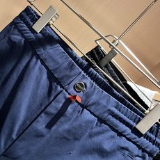 Kiton 2025秋冬新品男士高端休闲百搭四季通勤修身剪裁休闲裤!对于粉丝来说,这样大气的经典设计足矣 Kiton 2025秋冬新品男士高端休闲百搭四季通勤修身剪裁休闲裤!对于粉丝来说,这样大气的经典设计足矣