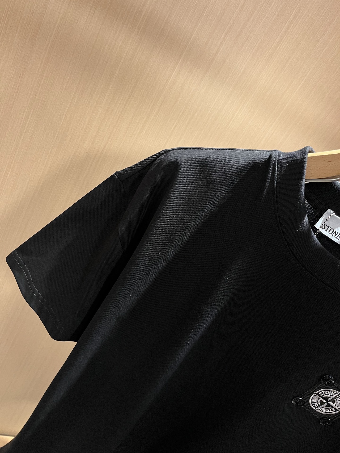 StoneIsland 石头岛 2025春夏新款男女同款👫短袖T恤，主创时尚注入了全新时尚能量。通过探索