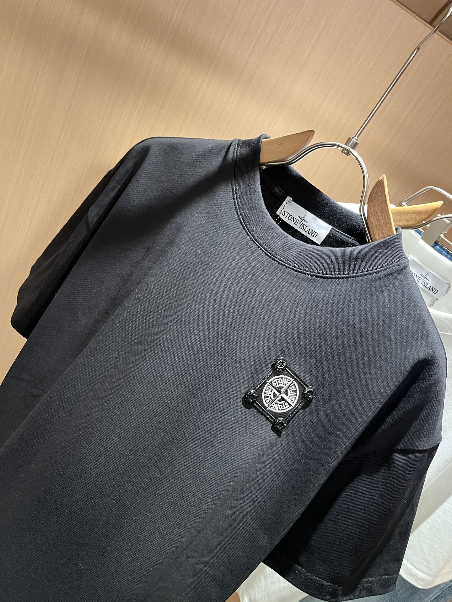 StoneIsland 石头岛 2025春夏新款男女同款👫短袖T恤，主创时尚注入了全新时尚能量。通过探索