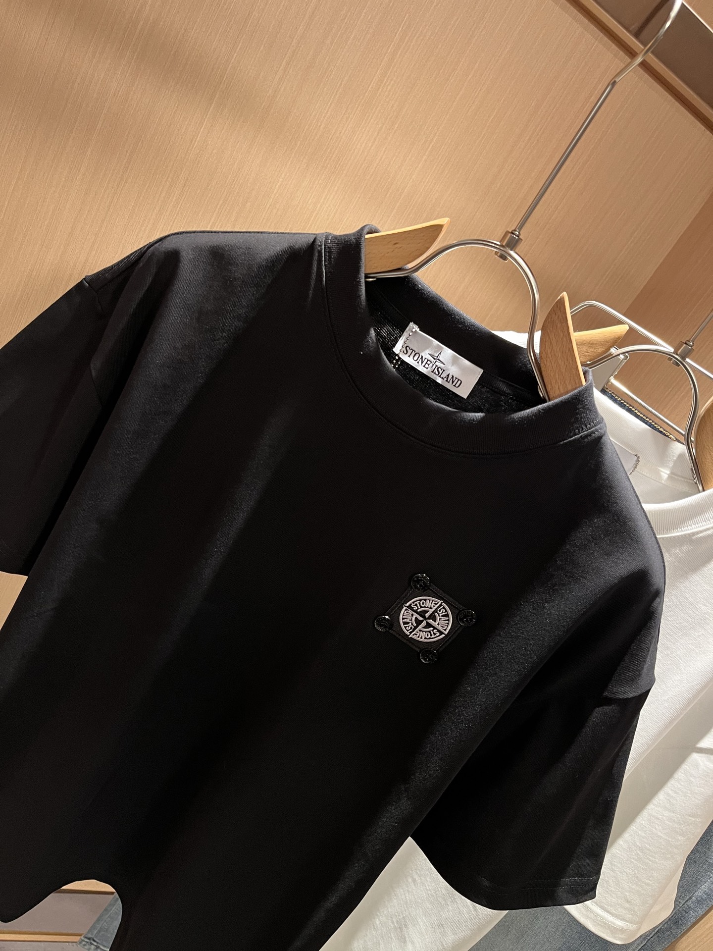 StoneIsland 石头岛 2025春夏新款男女同款👫短袖T恤，主创时尚注入了全新时尚能量。通过探索