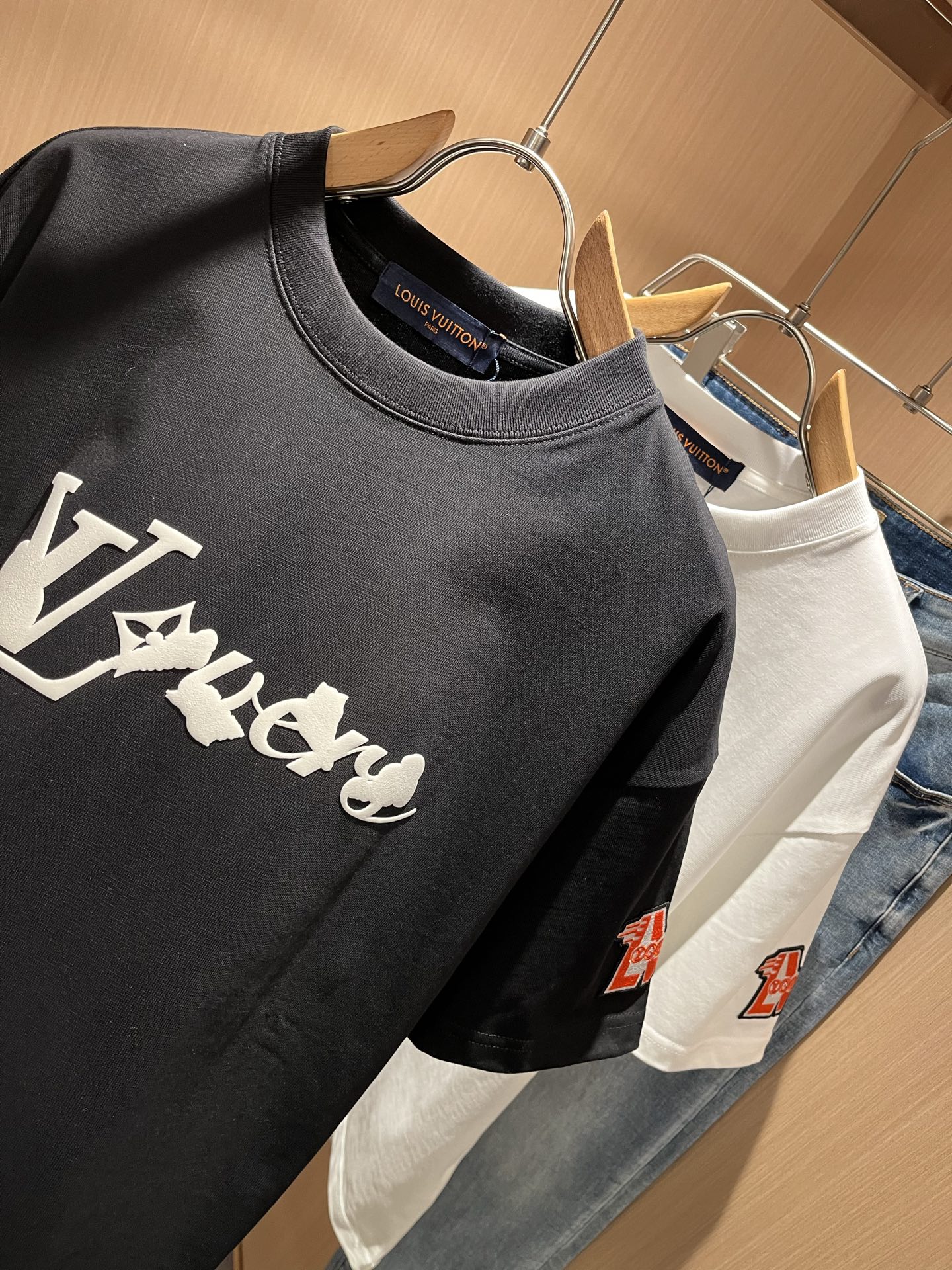 LouisVuitt*路易*登 2025春夏全新系列单品上线，非常时髦前卫的一款男女同款短袖T恤，标识l