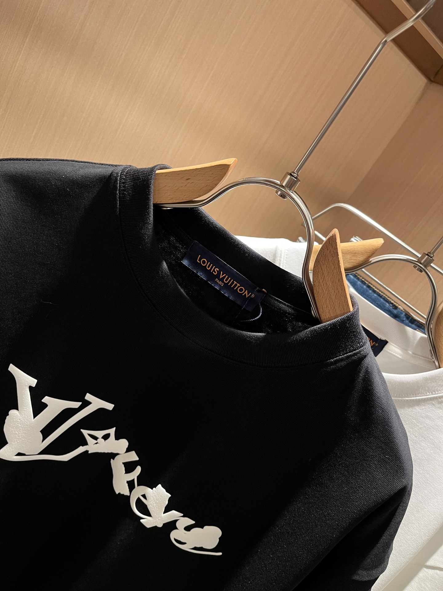 LouisVuitt*路易*登 2025春夏全新系列单品上线，非常时髦前卫的一款男女同款短袖T恤，标识l