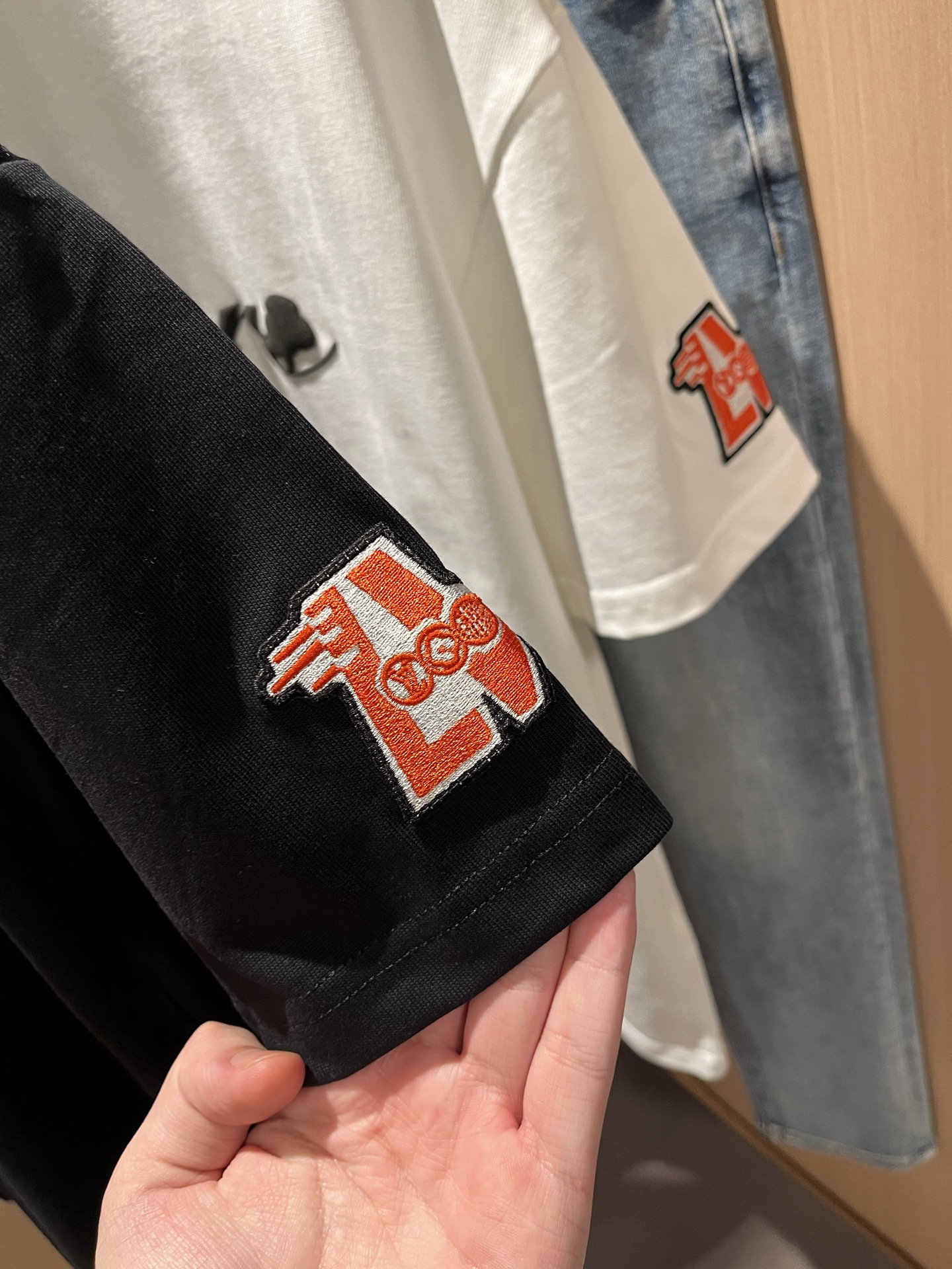 LouisVuitt*路易*登 2025春夏全新系列单品上线，非常时髦前卫的一款男女同款短袖T恤，标识l