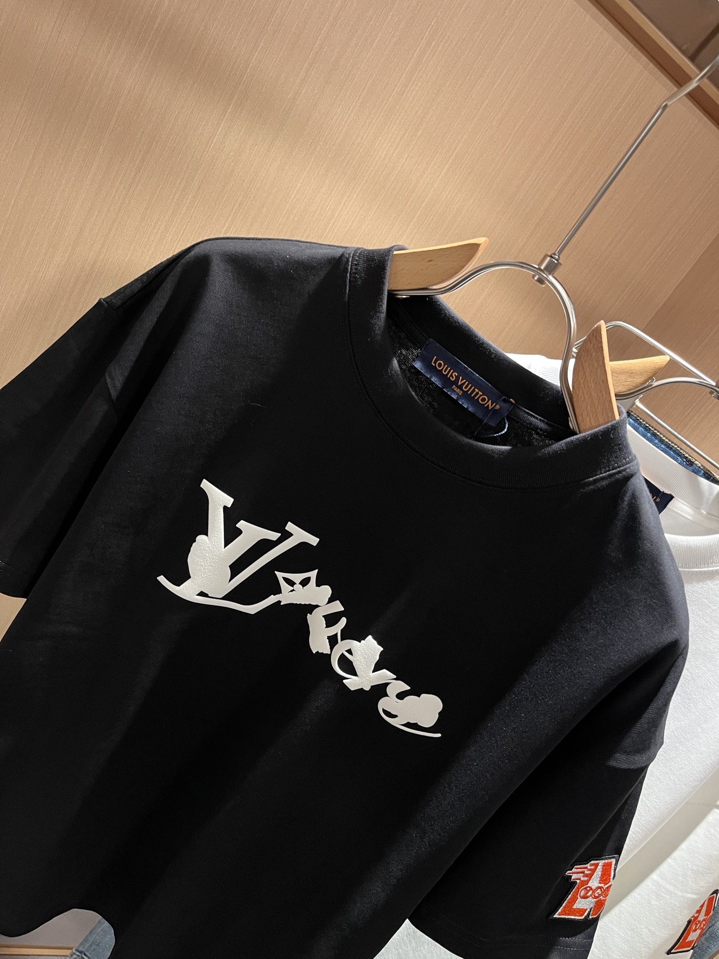 LouisVuitt*路易*登 2025春夏全新系列单品上线，非常时髦前卫的一款男女同款短袖T恤，标识l