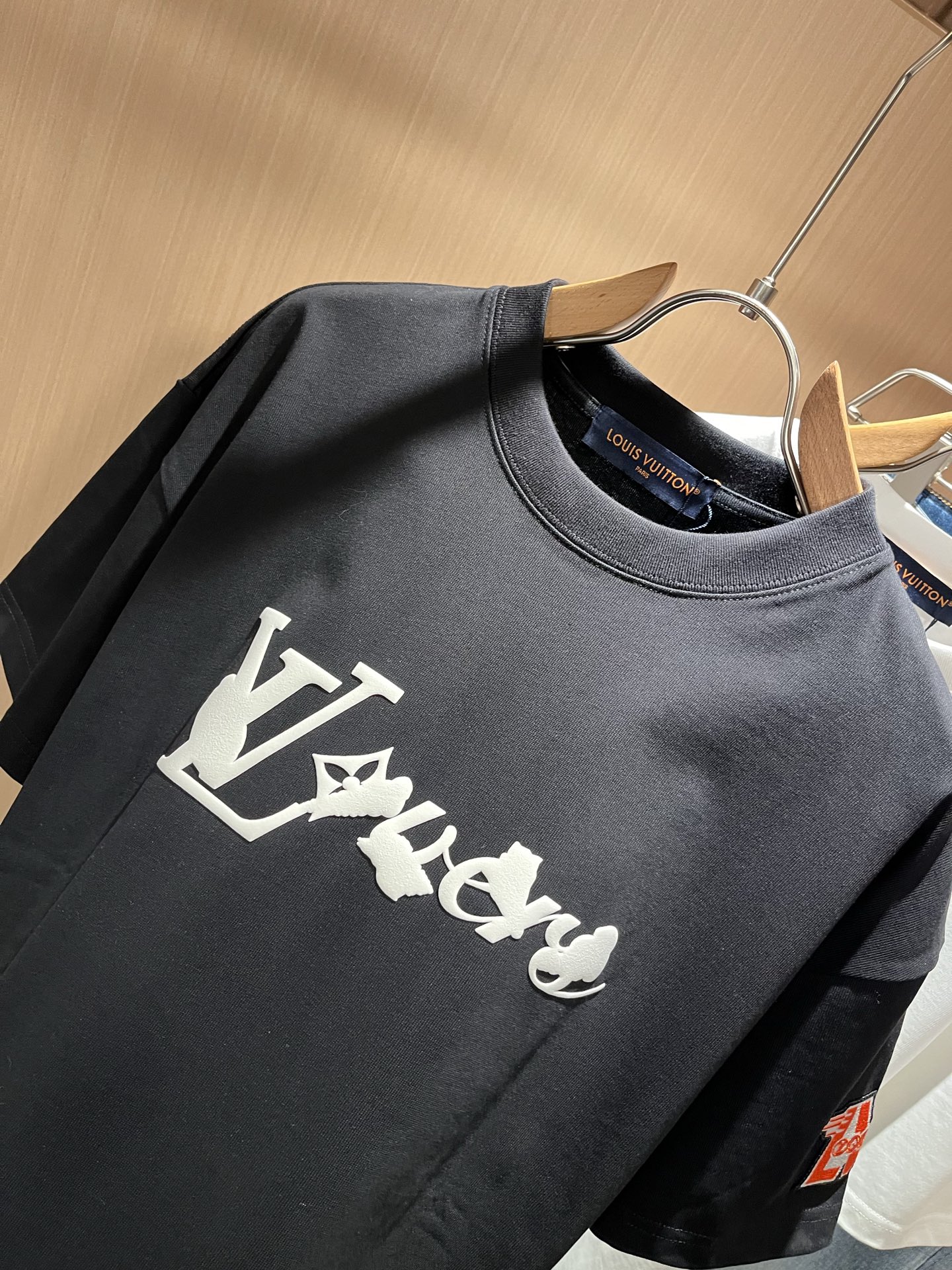 LouisVuitt*路易*登 2025春夏全新系列单品上线，非常时髦前卫的一款男女同款短袖T恤，标识l