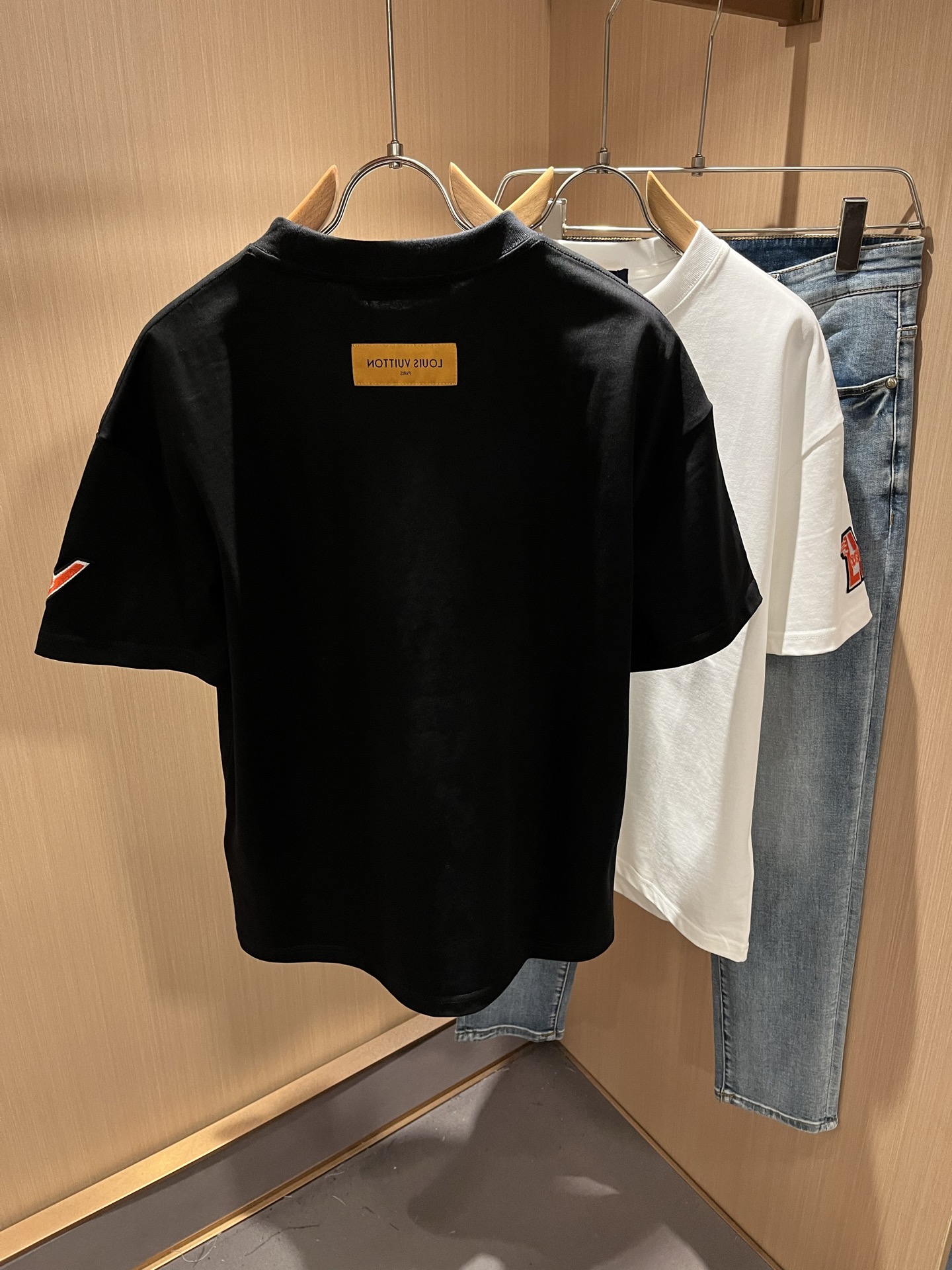 LouisVuitt*路易*登 2025春夏全新系列单品上线，非常时髦前卫的一款男女同款短袖T恤，标识l