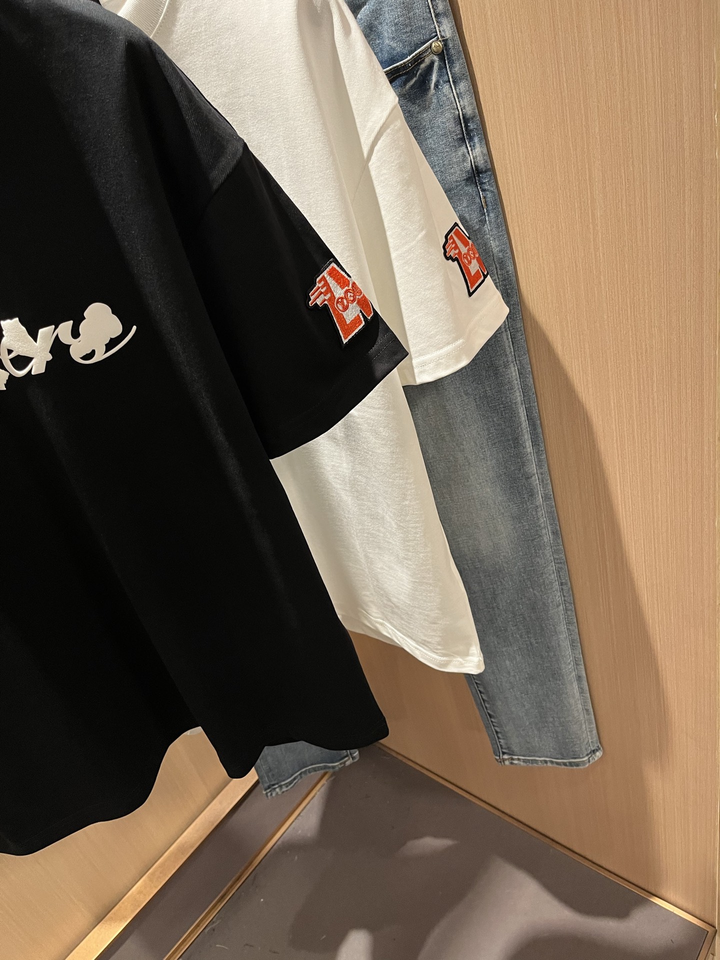 LouisVuitt*路易*登 2025春夏全新系列单品上线，非常时髦前卫的一款男女同款短袖T恤，标识l