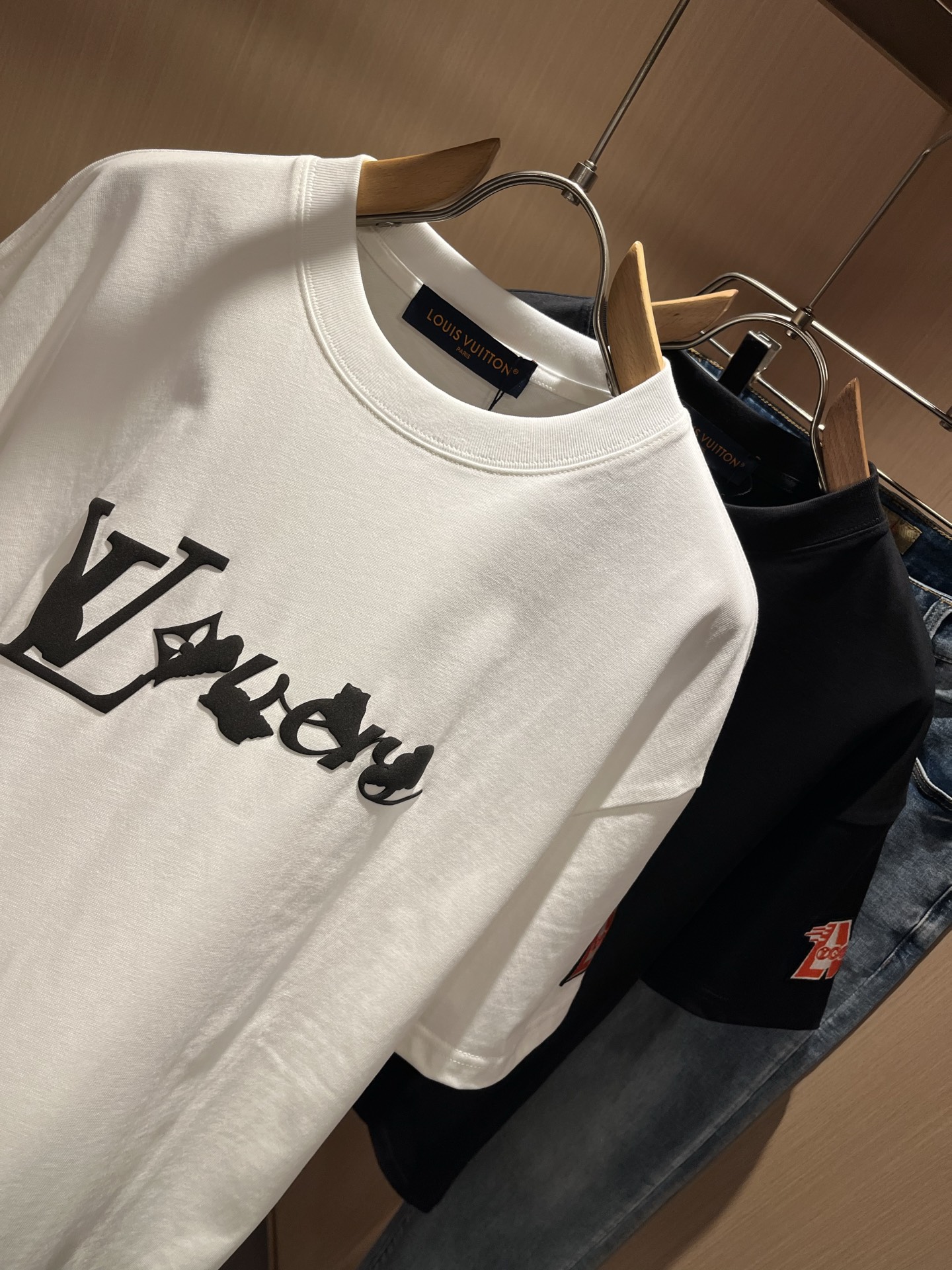 LouisVuitt*路易*登 2025春夏全新系列单品上线，非常时髦前卫的一款男女同款短袖T恤，标识l