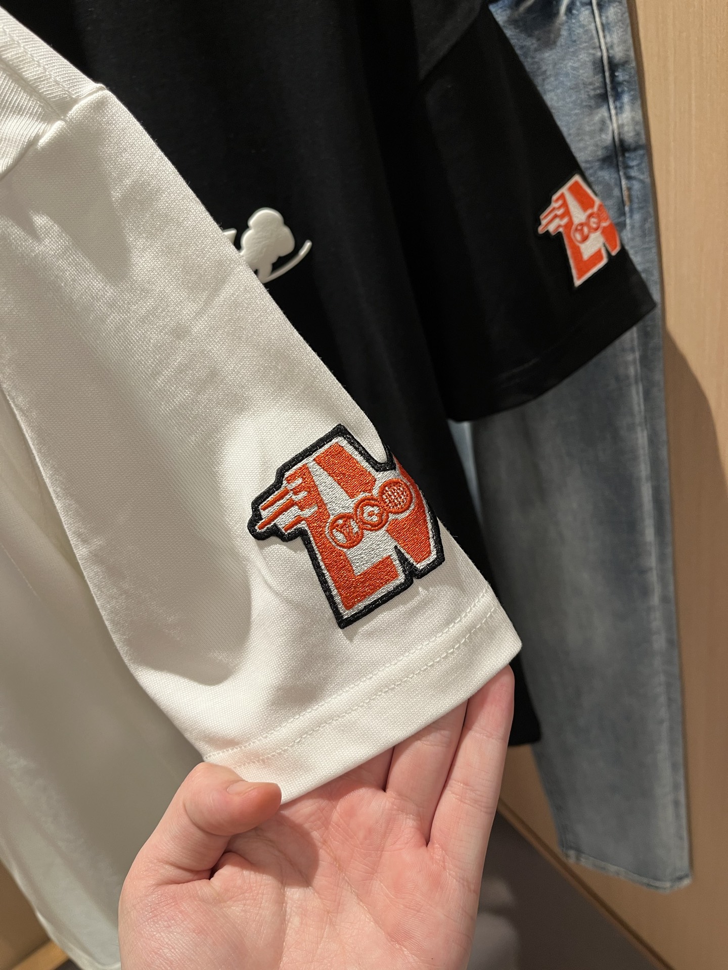 LouisVuitt*路易*登 2025春夏全新系列单品上线，非常时髦前卫的一款男女同款短袖T恤，标识l