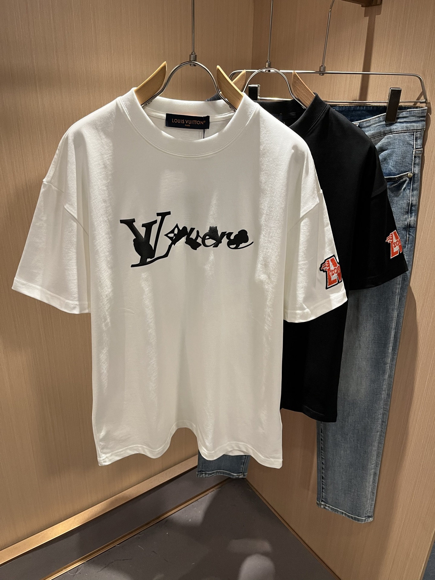 NO:514066,LouisVuitt*Louis*Deng The new series of products in 2025 spring and summer are launched, a very fashionable and avant-garde short-sleeved T-shirt for men and women, with logo pattern glue-touching!  Different from the past, it declares the design concept that has been passed down for many years in the brand!  Its eye-catchingness is no less than any classic style, perfectly presenting the fashionable, high-end and luxurious feeling in front of the world!  Made of imported cotton materials, selected high-quality pure cotton fabrics, soft and soft to the touch, the real thing is definitely beyond your imagination, close to the body and breathable, even if you sweat profusely, you will not feel greasy or stuffy, and will bring sweating and moisture absorption to the extreme!  Size M-3XL, louis vuitton,louis vuitton,t-shirt,tees,t-shirt,alexander wang19860909LouisVuitt*路易*登 2025春夏全新系列单品上线,非常时髦前卫的一款男女同款短袖T恤,标识logo图案压胶修饰！区别于以往的不同,宣示品牌传承多年的设计理念！其吸睛度完全不亚于任何经典款式,将时髦高级感与奢华感完美呈现在世人眼前！客供进口全棉材质制成,精选优质纯棉面料,触感软糯亲肤细腻,实物到手绝对超乎你的想象,贴身无比舒适透气,即便是汗流浃背也不会有腻身及闷热感可言,将排汗吸湿性发挥到了极致！尺码M-3XL,,louis vuitton,louis vuitton,T-shirt,tees，t-shirt,alexander wang,Men's clothing