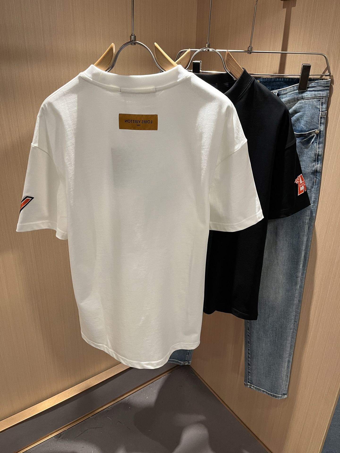 LouisVuitt*路易*登 2025春夏全新系列单品上线，非常时髦前卫的一款男女同款短袖T恤，标识l